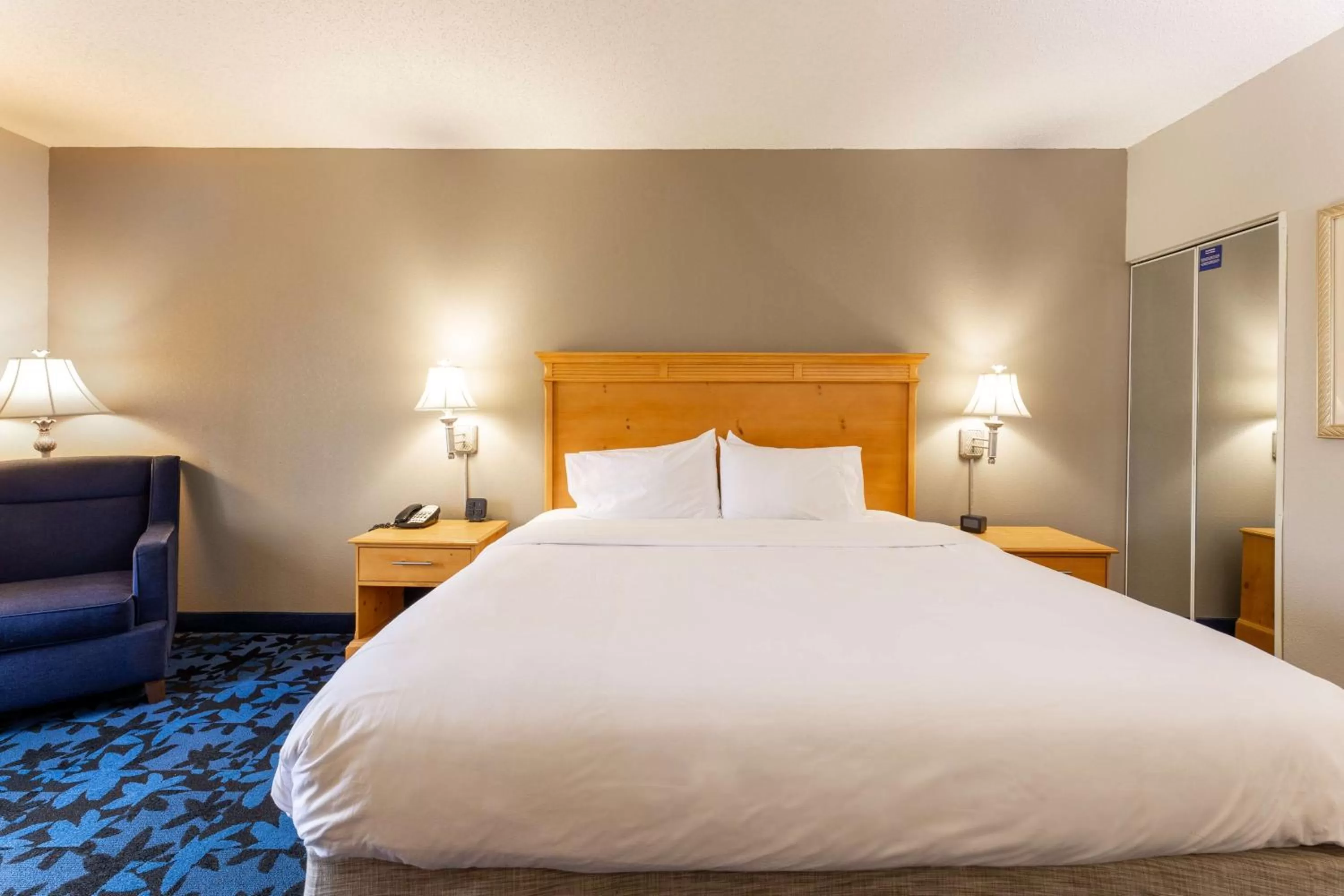 Bed in Hampton Inn & Suites Jacksonville Deerwood Park