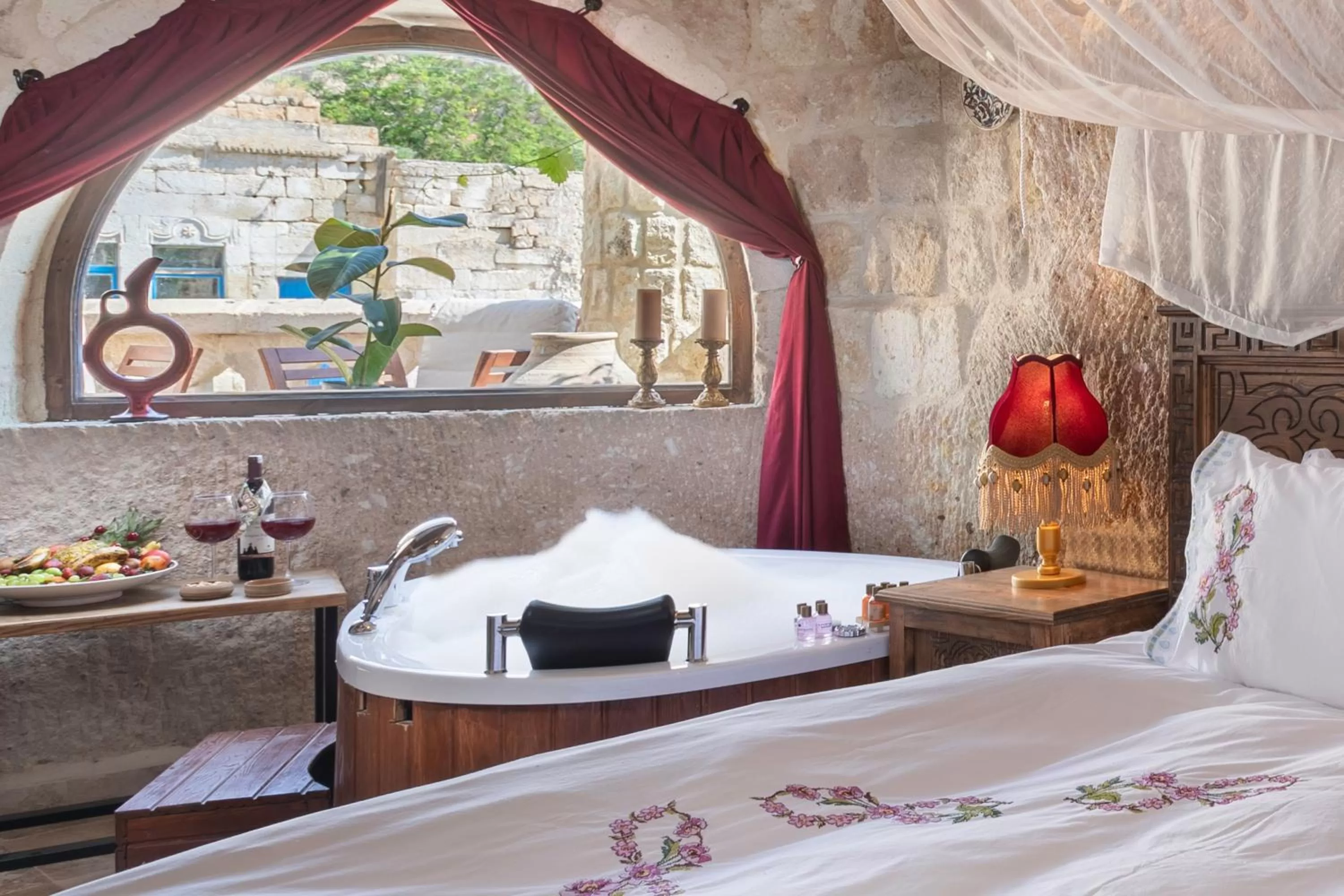 Hot Tub, Bed in Kayata Cave Suites Special Class