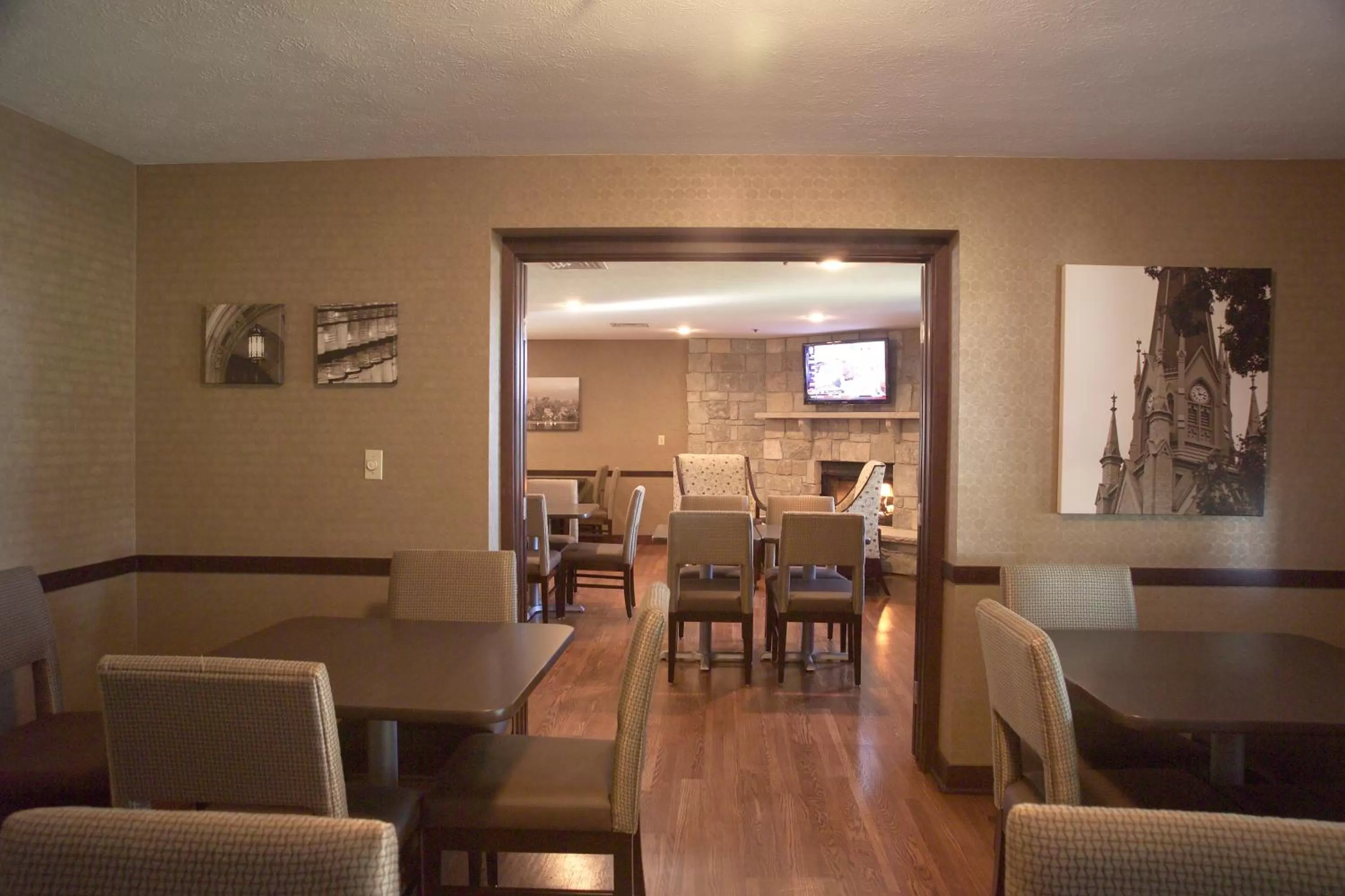 Restaurant/places to eat in Ivy Court Inn and Suites
