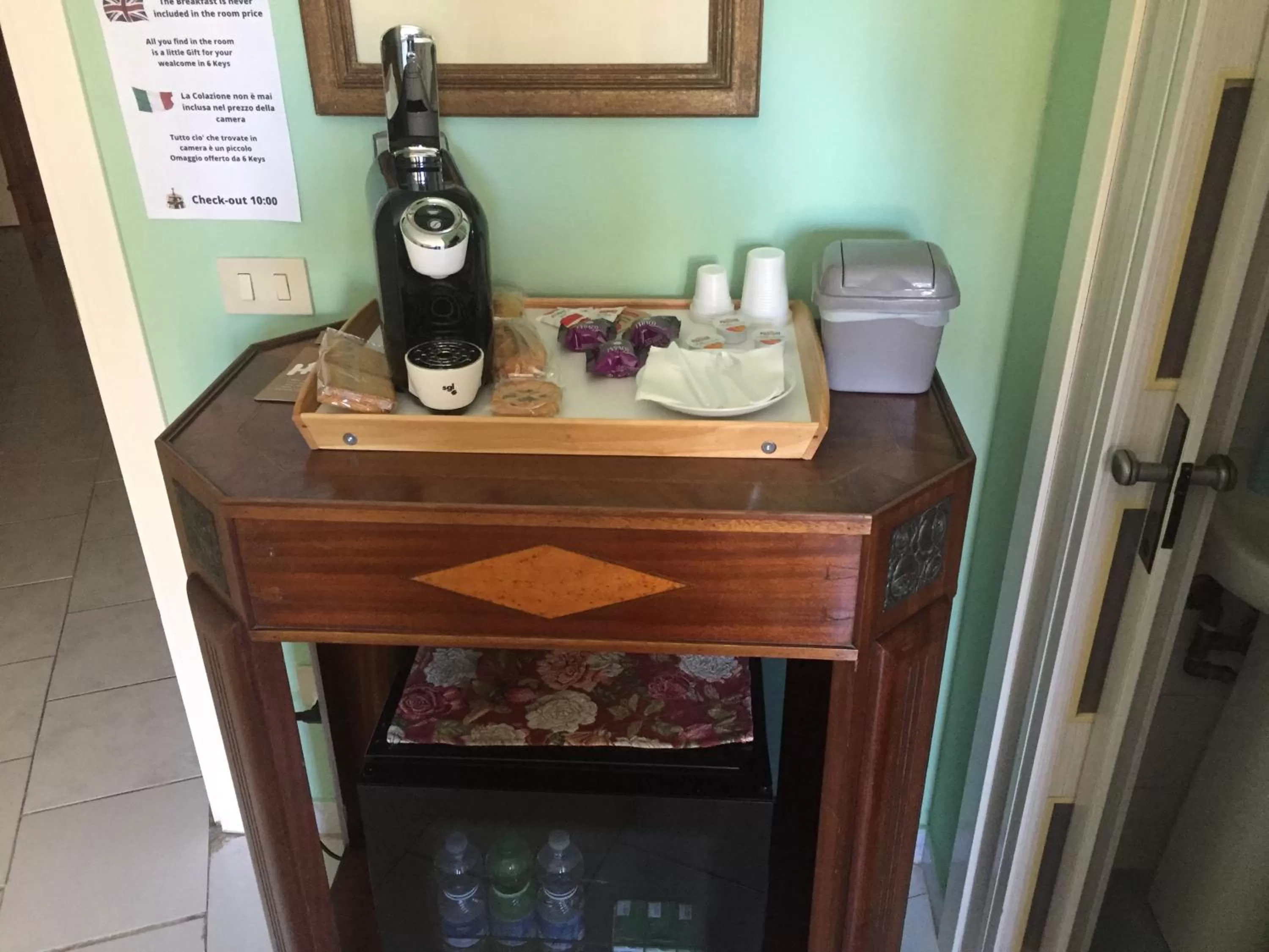 Coffee/tea facilities in 6 Keys