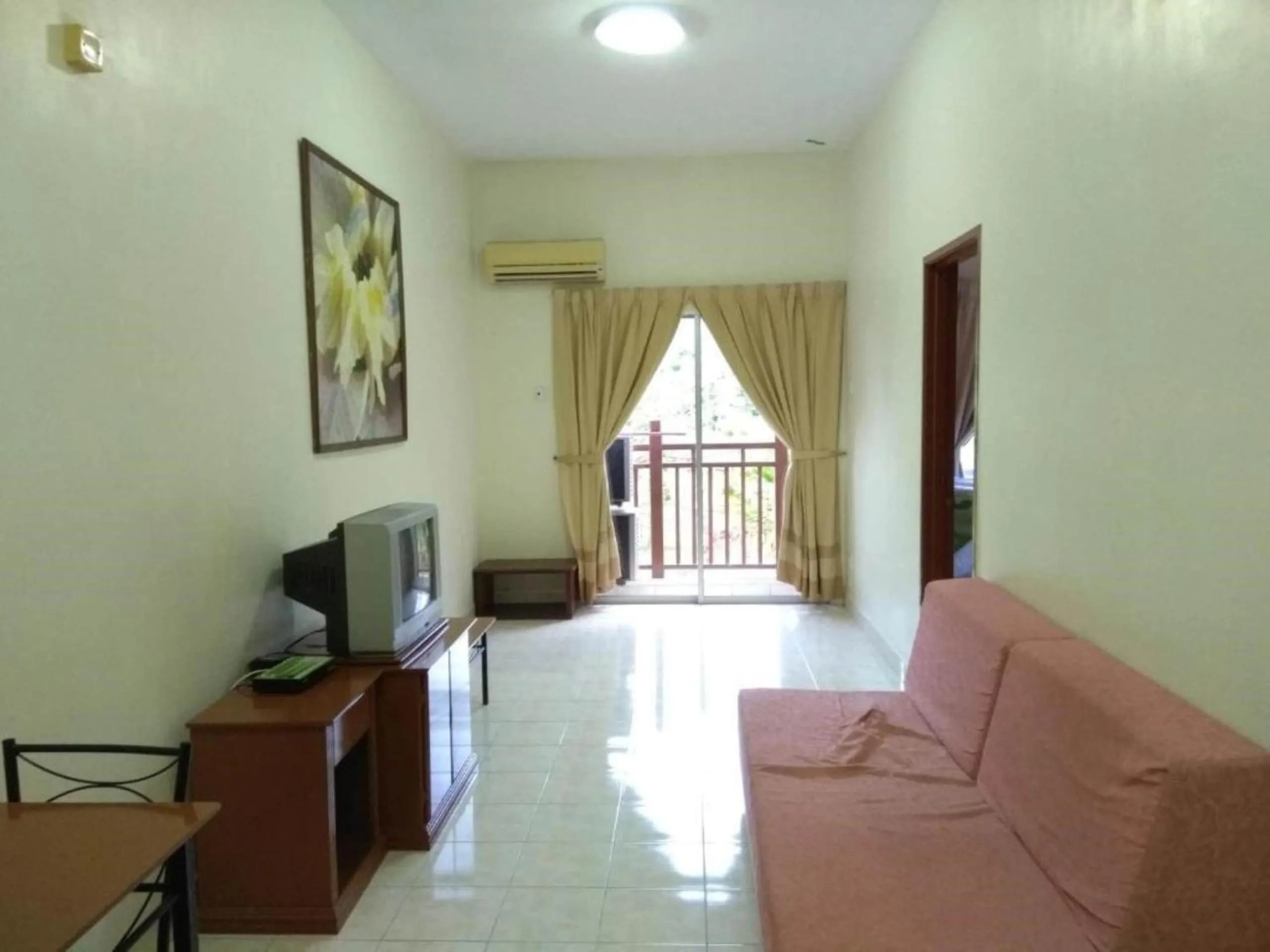 Bedroom, Seating Area in OYO HOME 90301 Suria Service Apartments Bukit Merak Laketown Resort