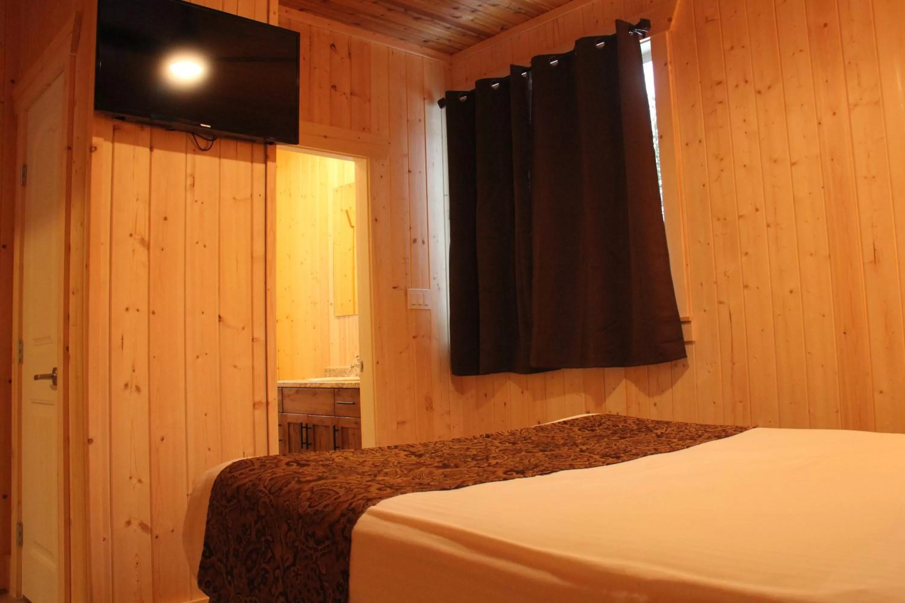 Bedroom, Bed in Manning Park Resort