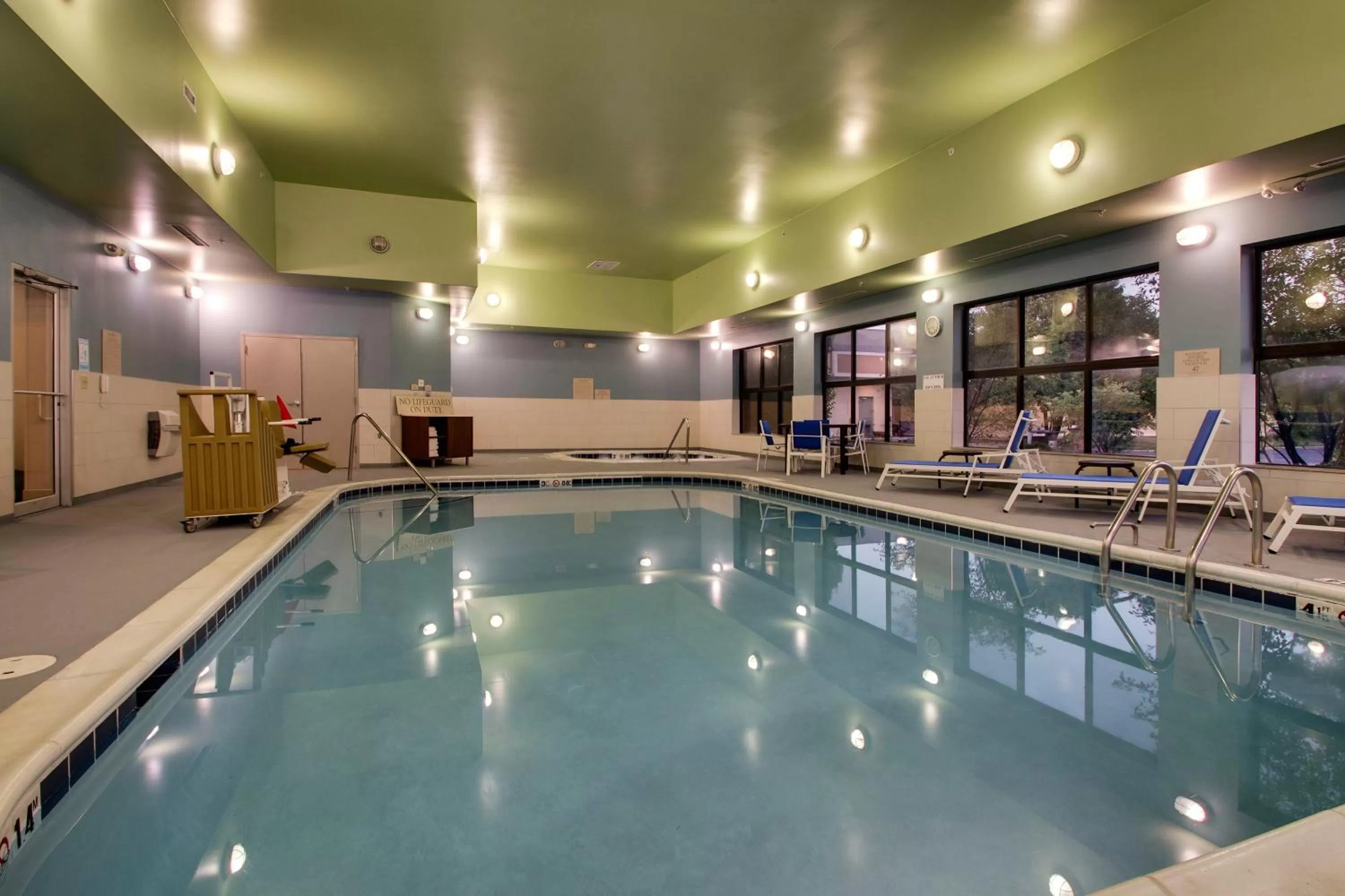 Swimming pool in Holiday Inn Express Hotel & Suites Morris by IHG