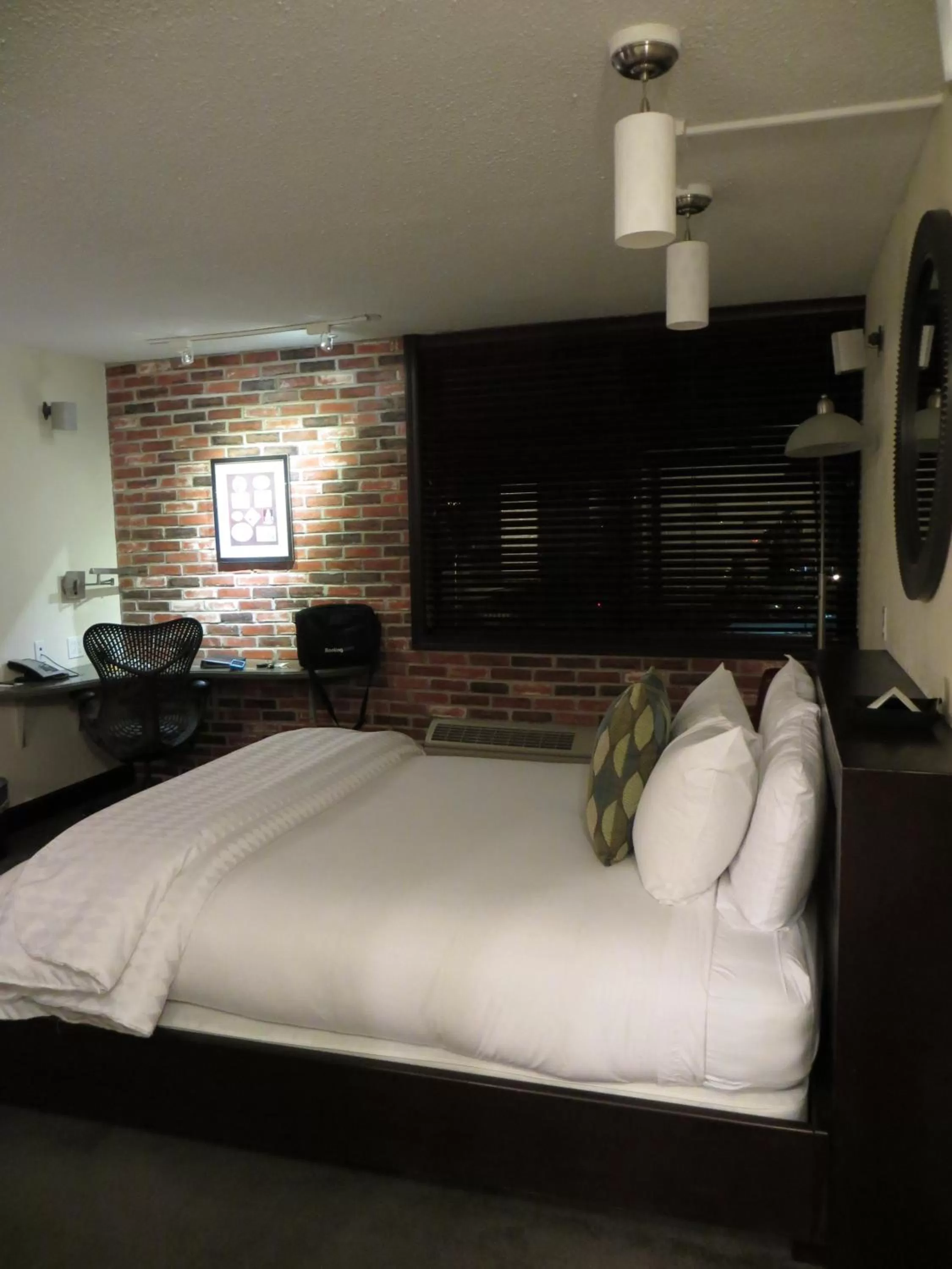 Bed in Mark Twain Hotel