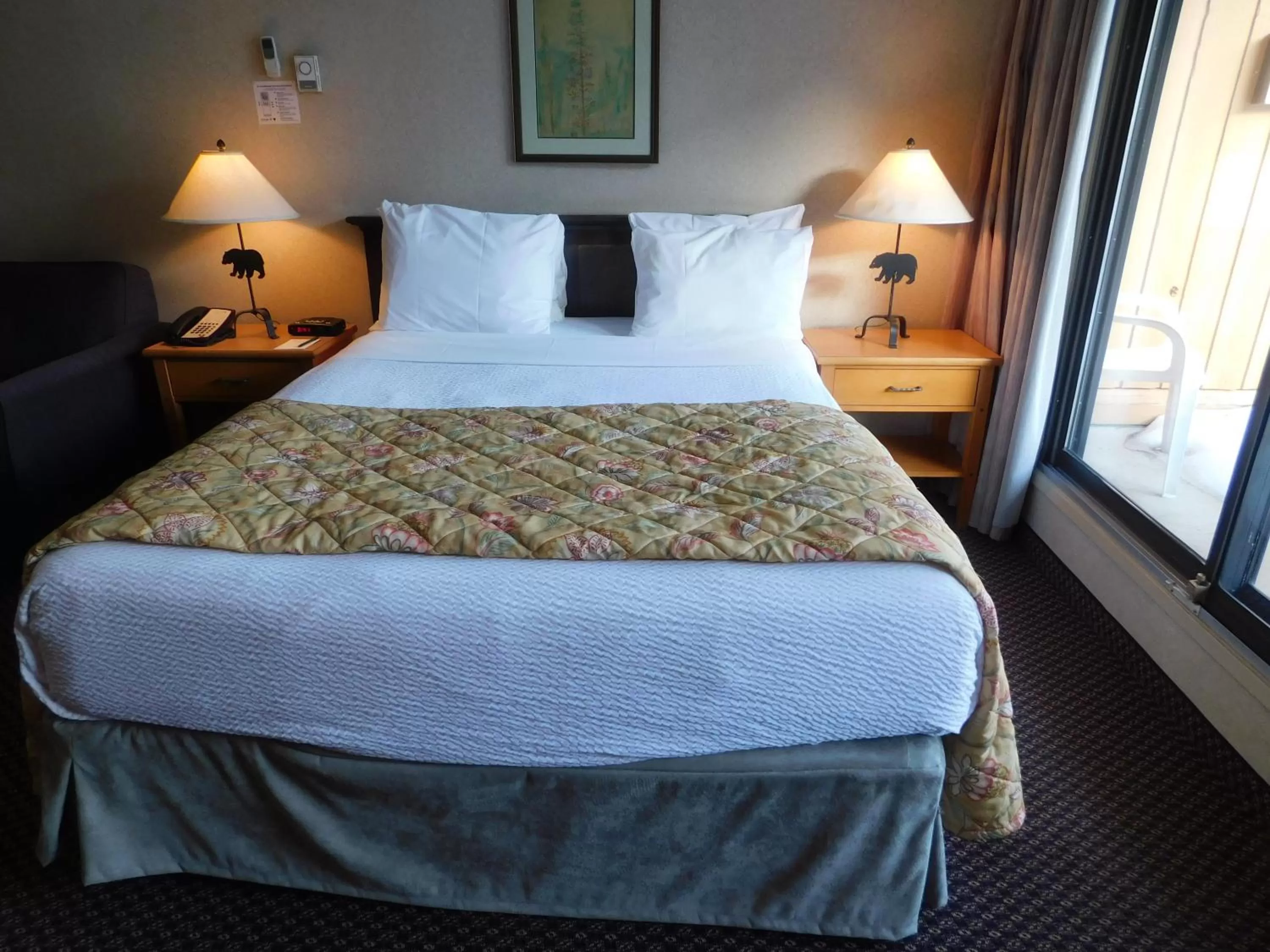 Bedroom, Bed in Douglas Fir Resort & Chalets