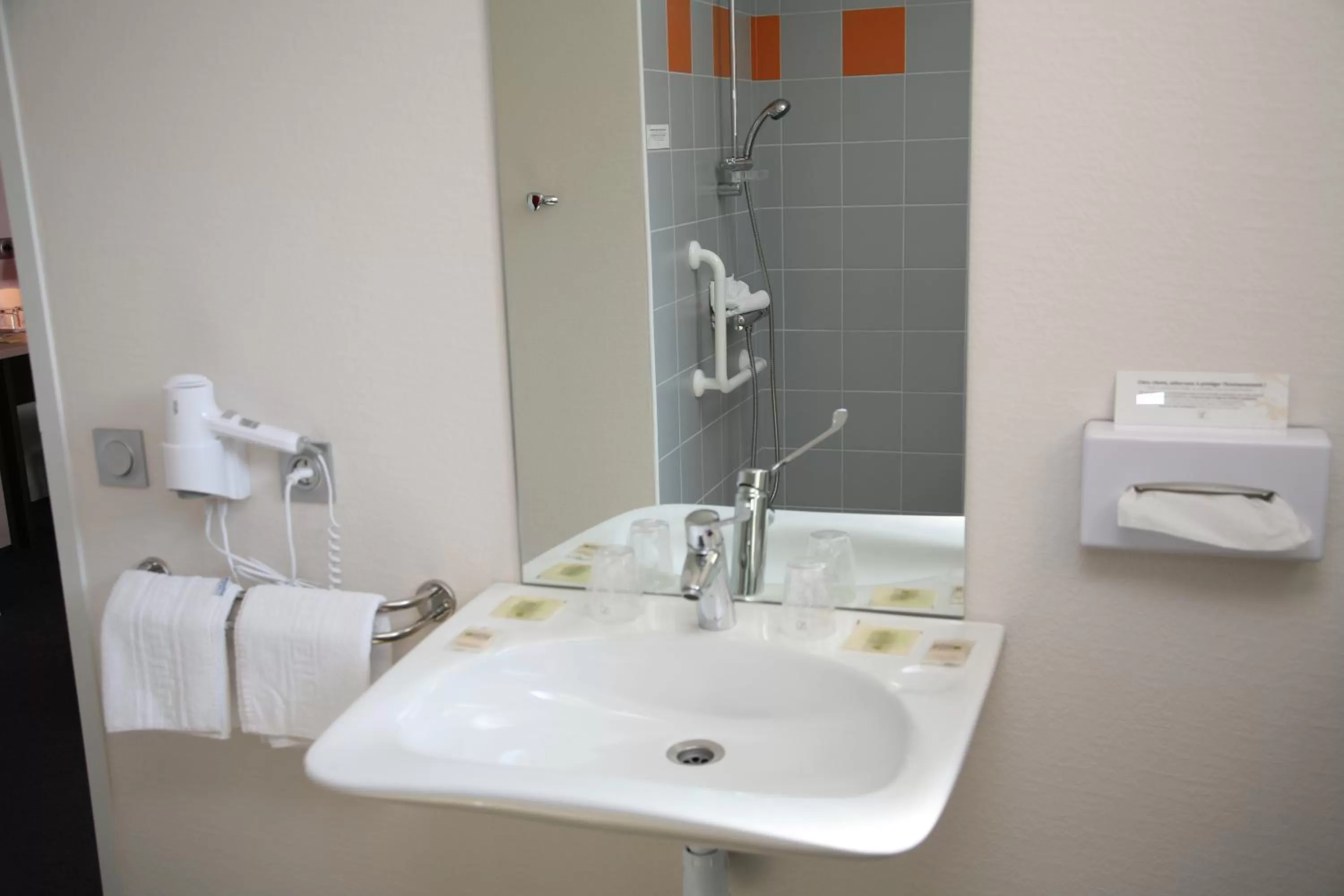 Bathroom in Logis Hôtel- Restaurant La Renaissance