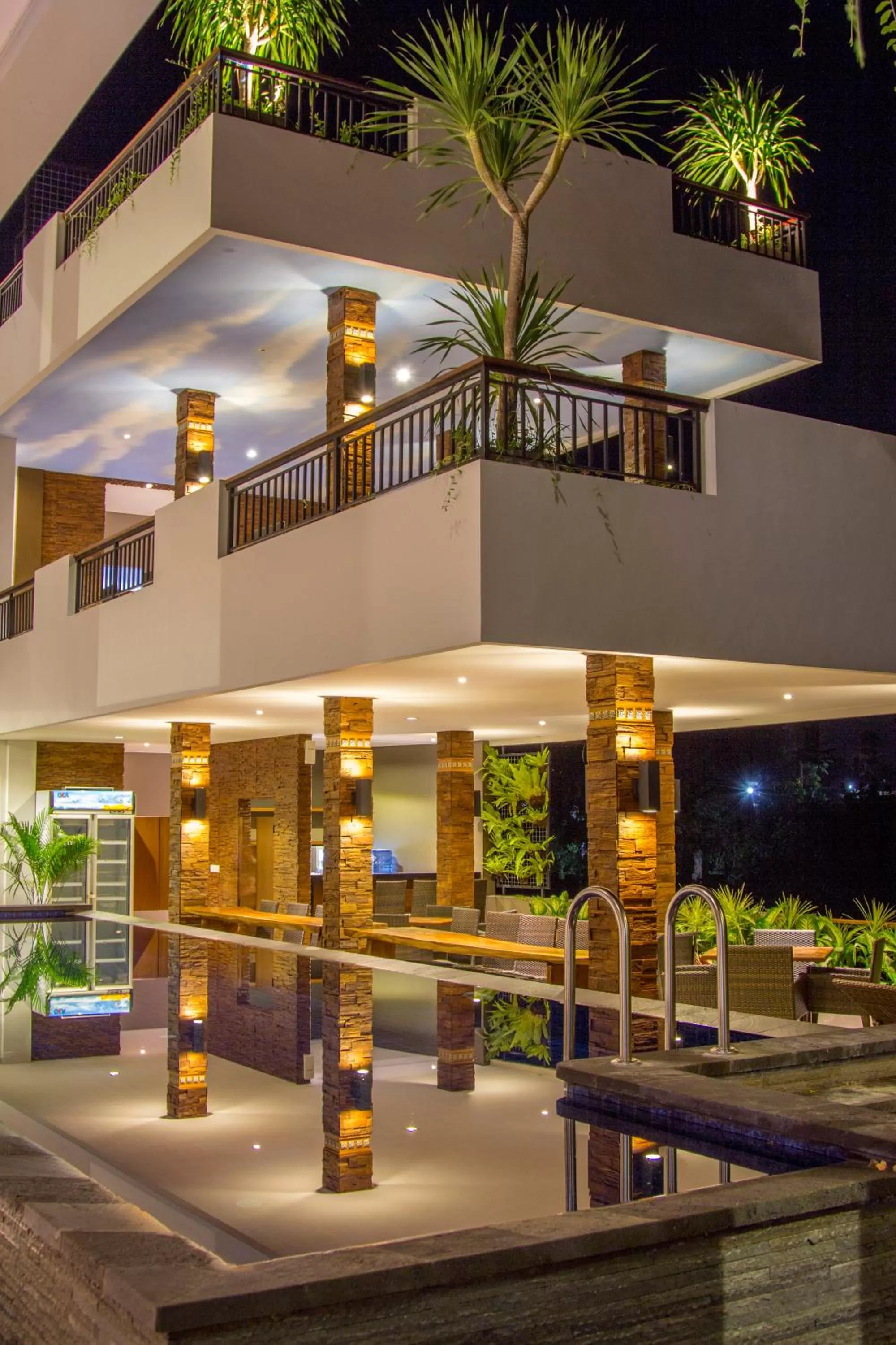 Restaurant/places to eat in Puri Padma Hotel