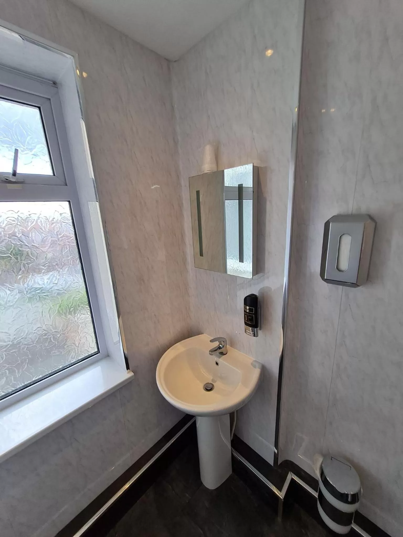 Toilet in Queens Plaza Hotel