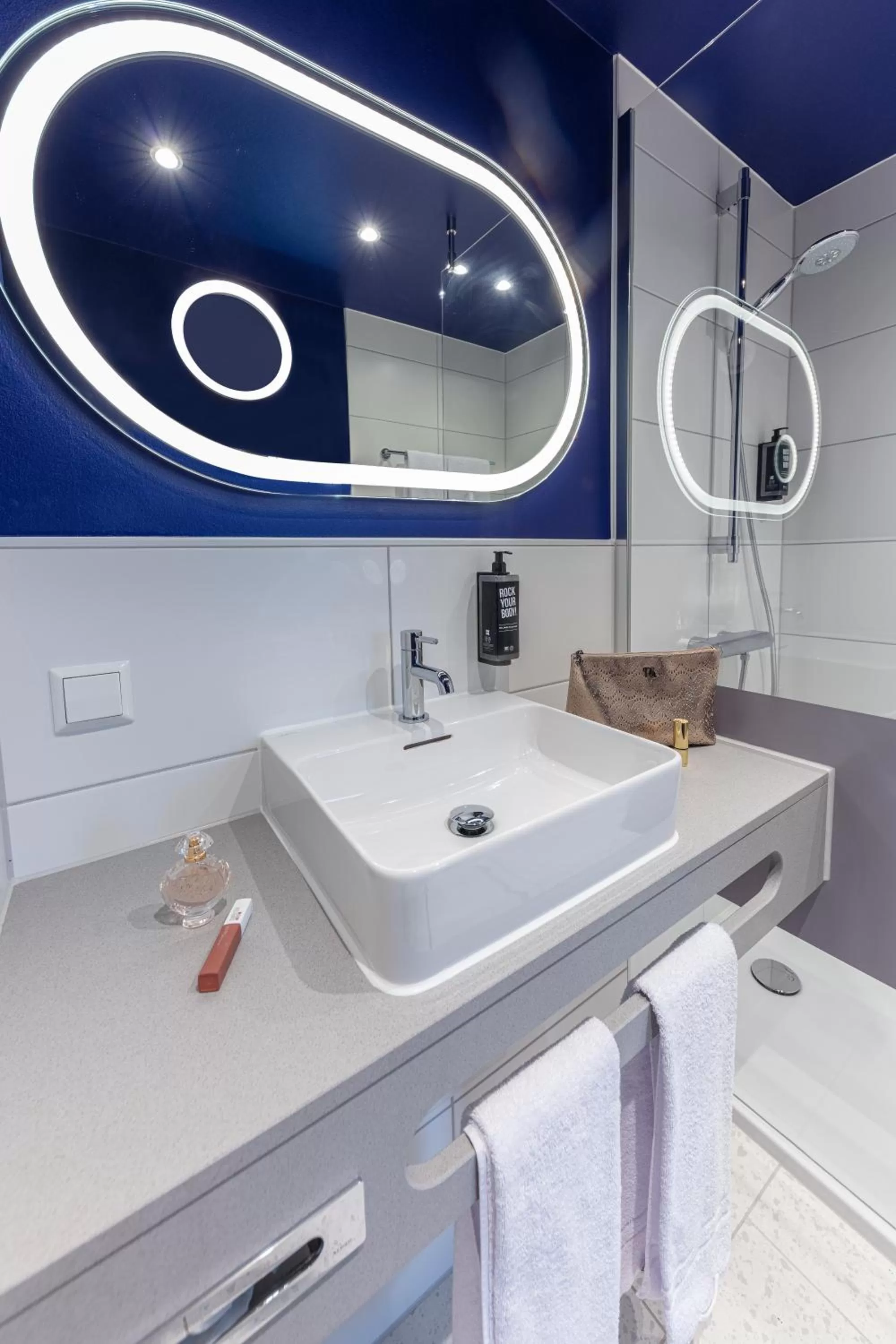 Bathroom in ibis Styles Muenchen Perlach