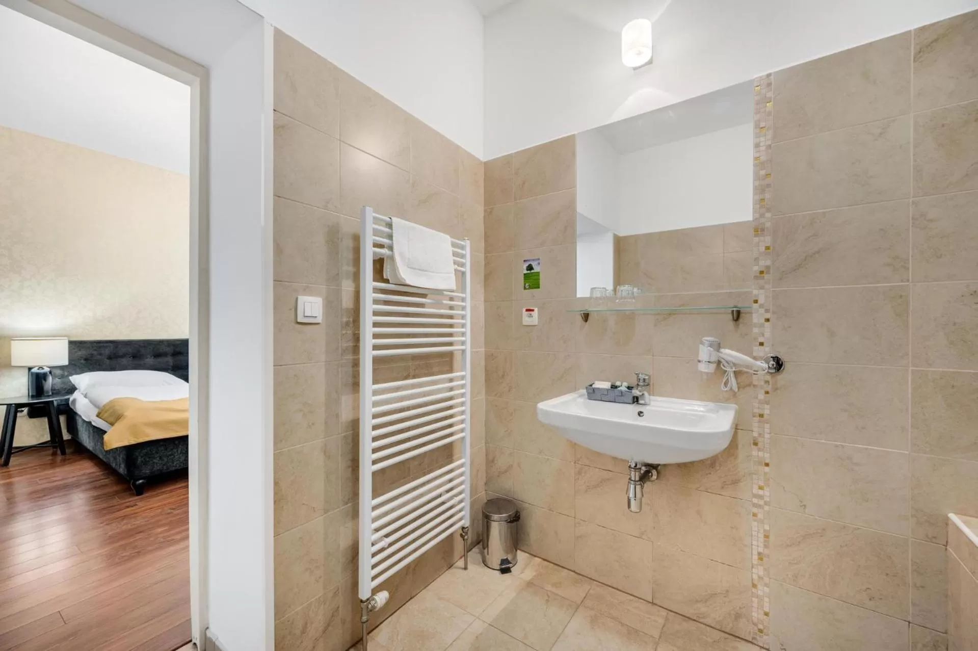 Bathroom, Bed in Garni Hotel VIRGO