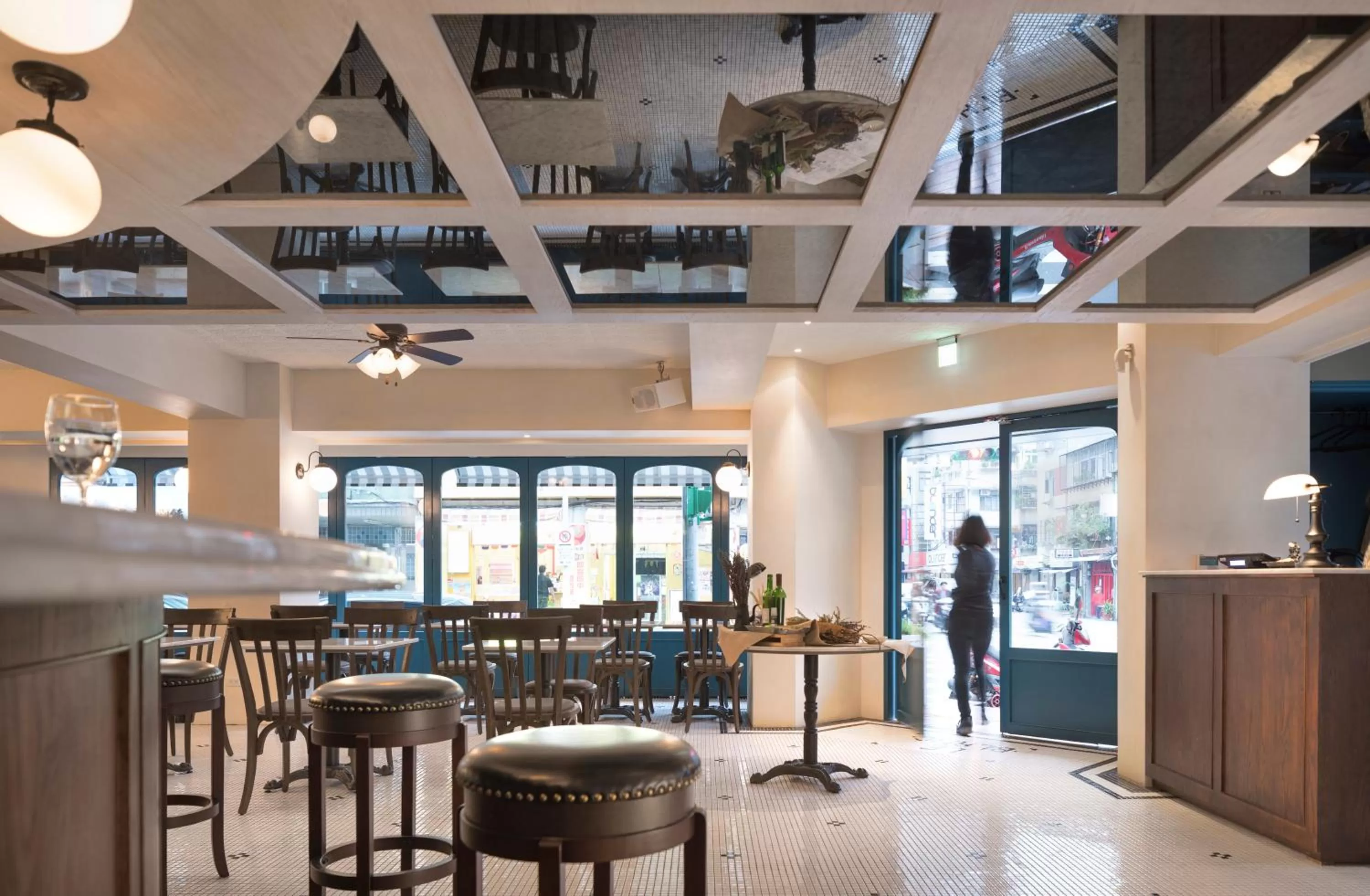 Restaurant/places to eat in Swiio Hotel Daan