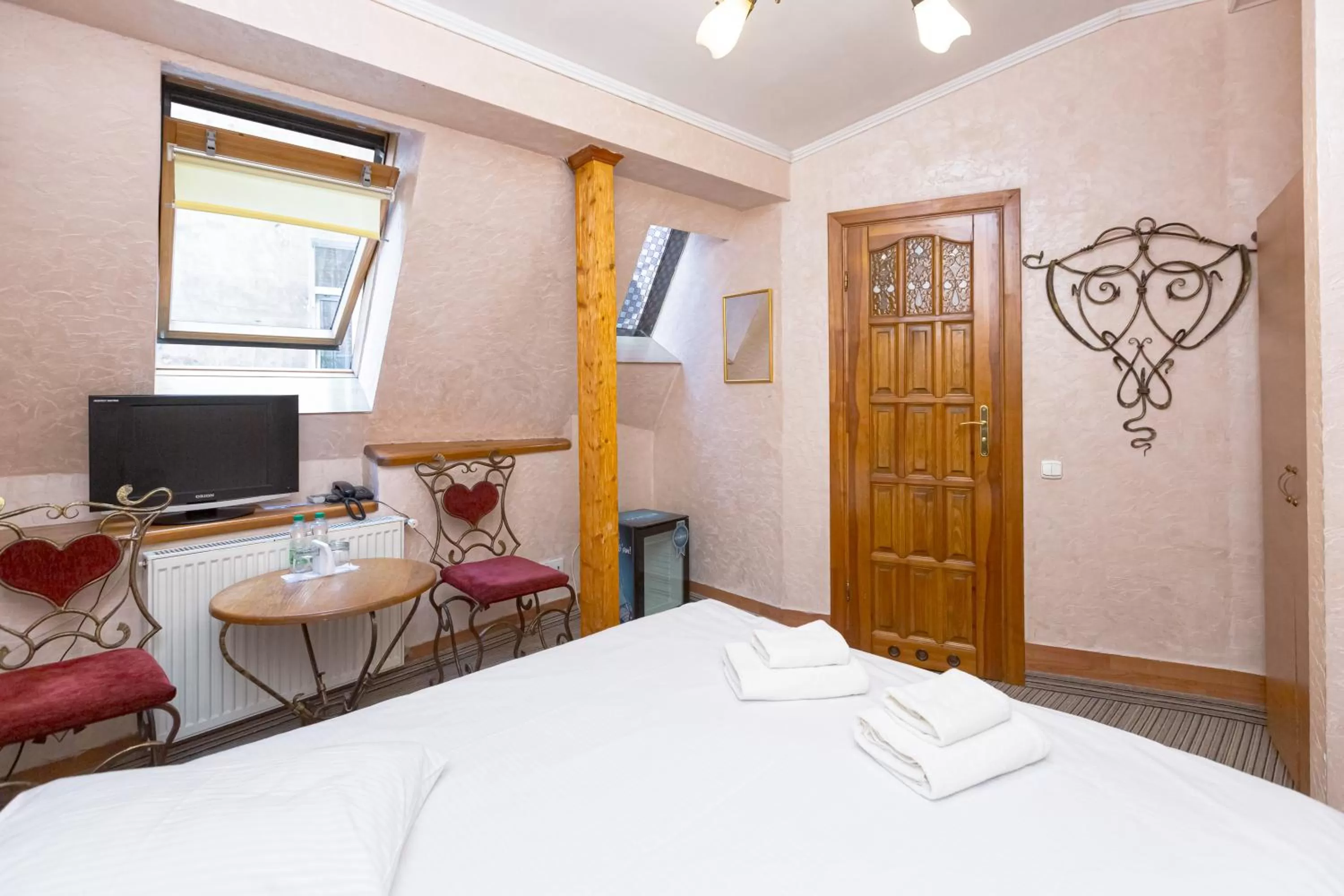 Photo of the whole room, Bed in Staryi Krakiv