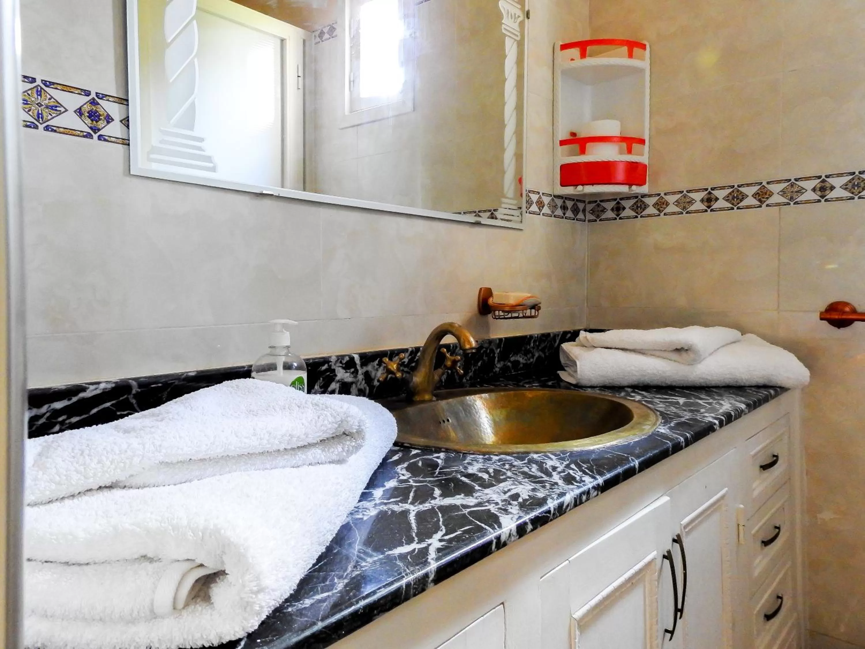 Bathroom, Kitchen/Kitchenette in Le Bleu House