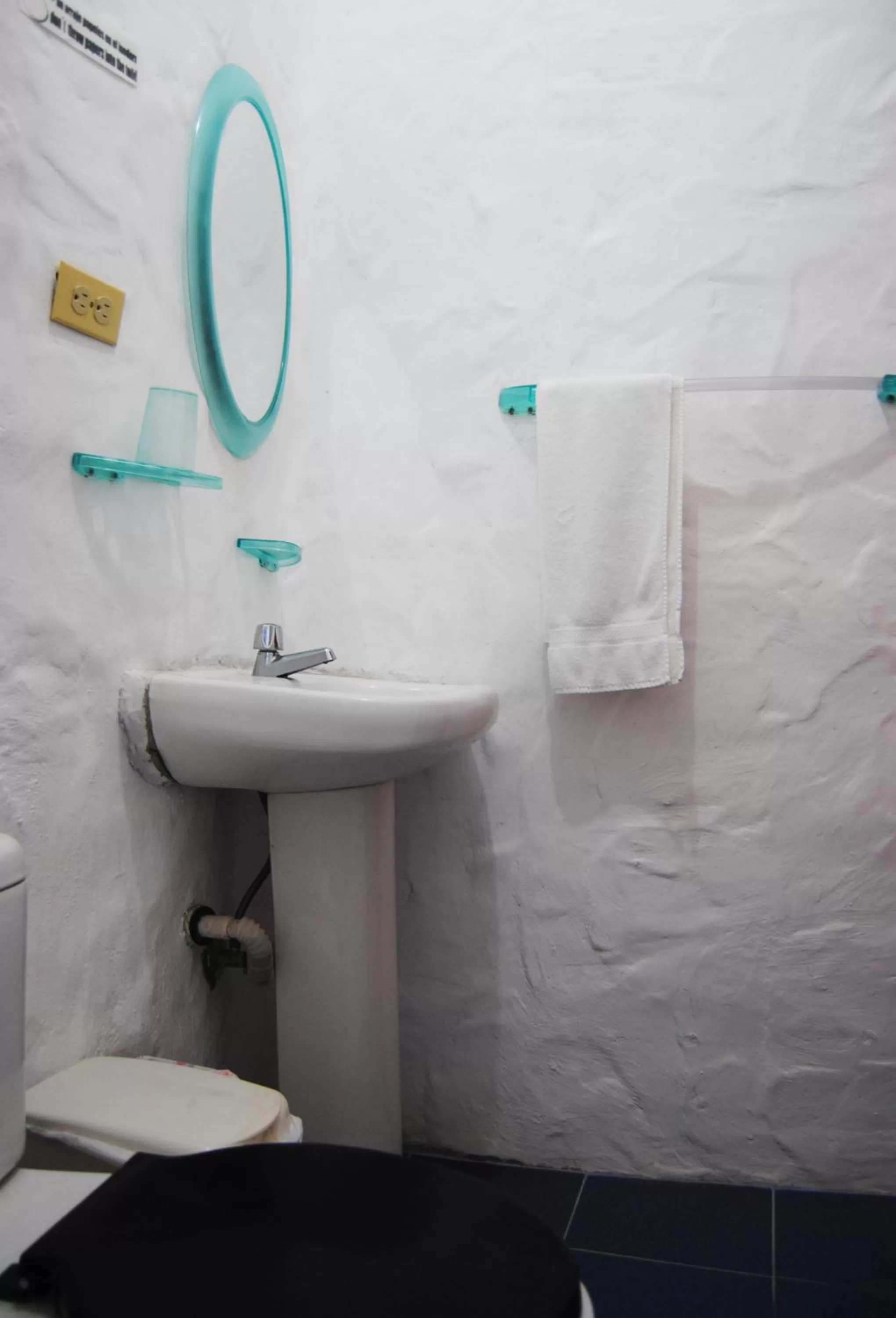 Bathroom in Hostal Galapagos by Bar de Beto