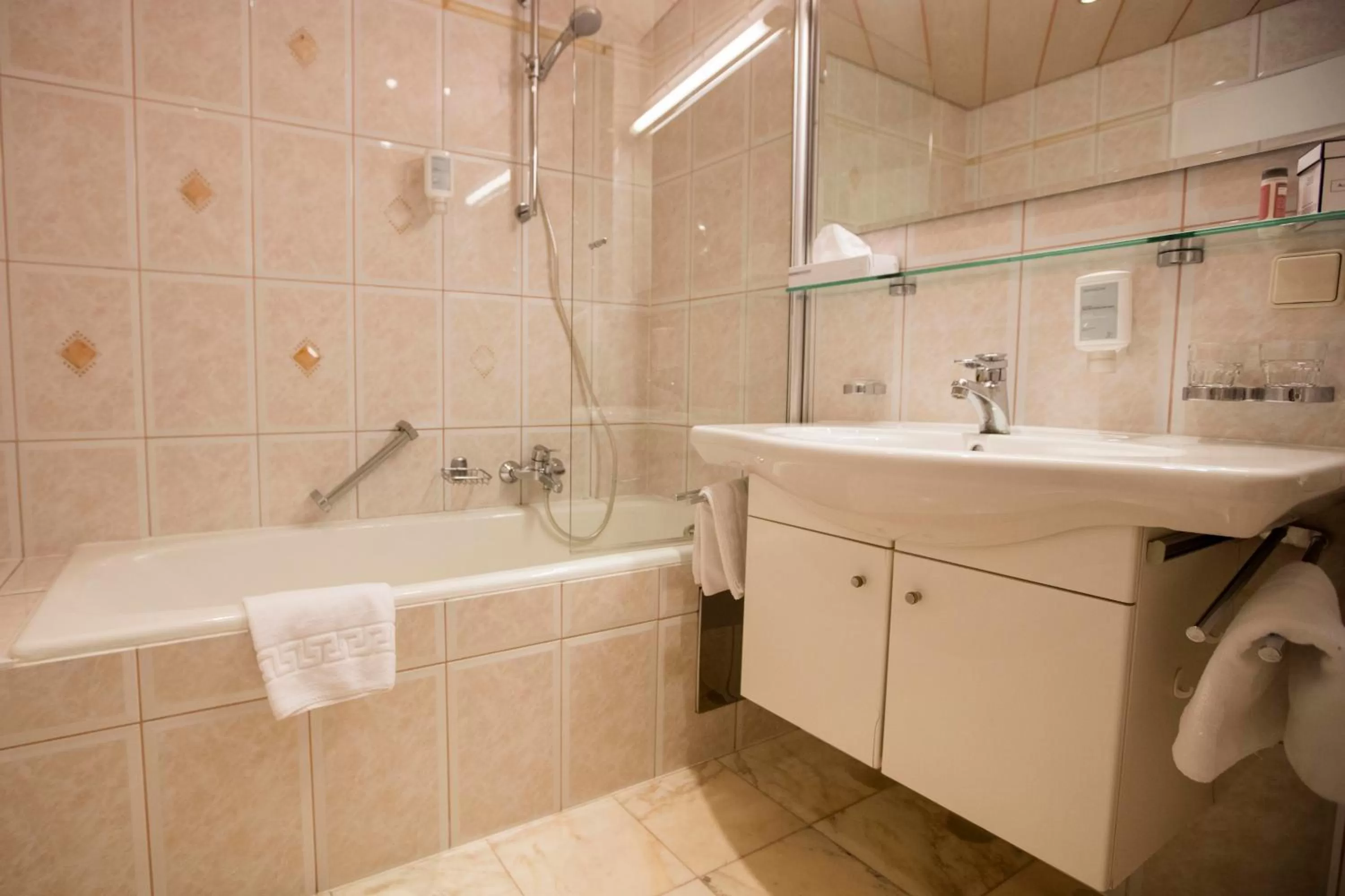 Shower in Hotel Seelos