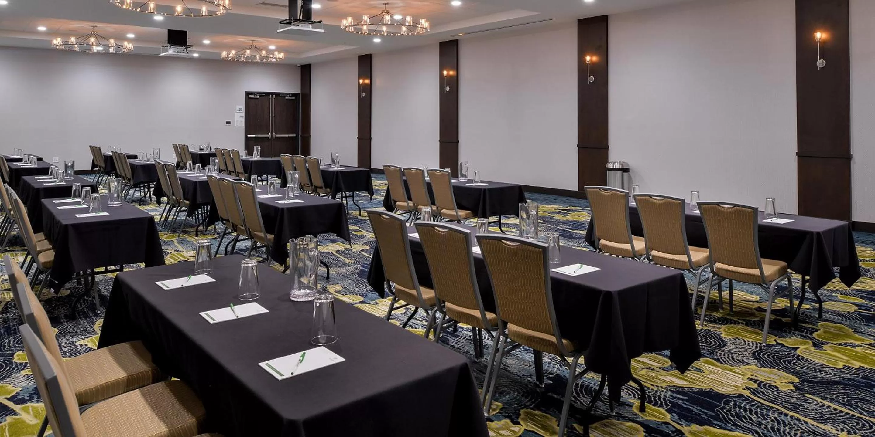 Meeting/conference room in Holiday Inn & Suites - Farmington Hills - Detroit NW by IHG
