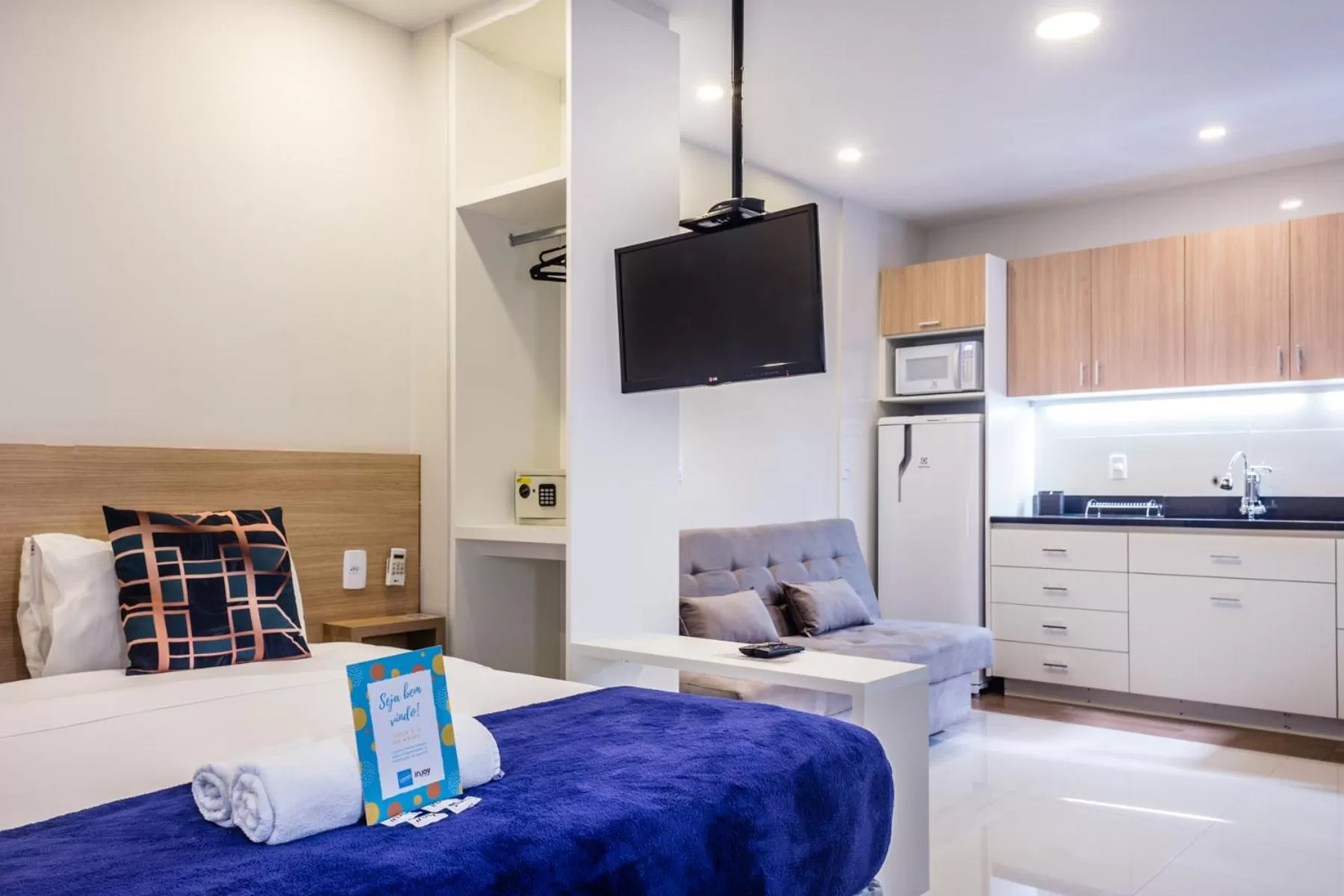 Bedroom, TV/Entertainment Center in Injoy Suítes & Aparts