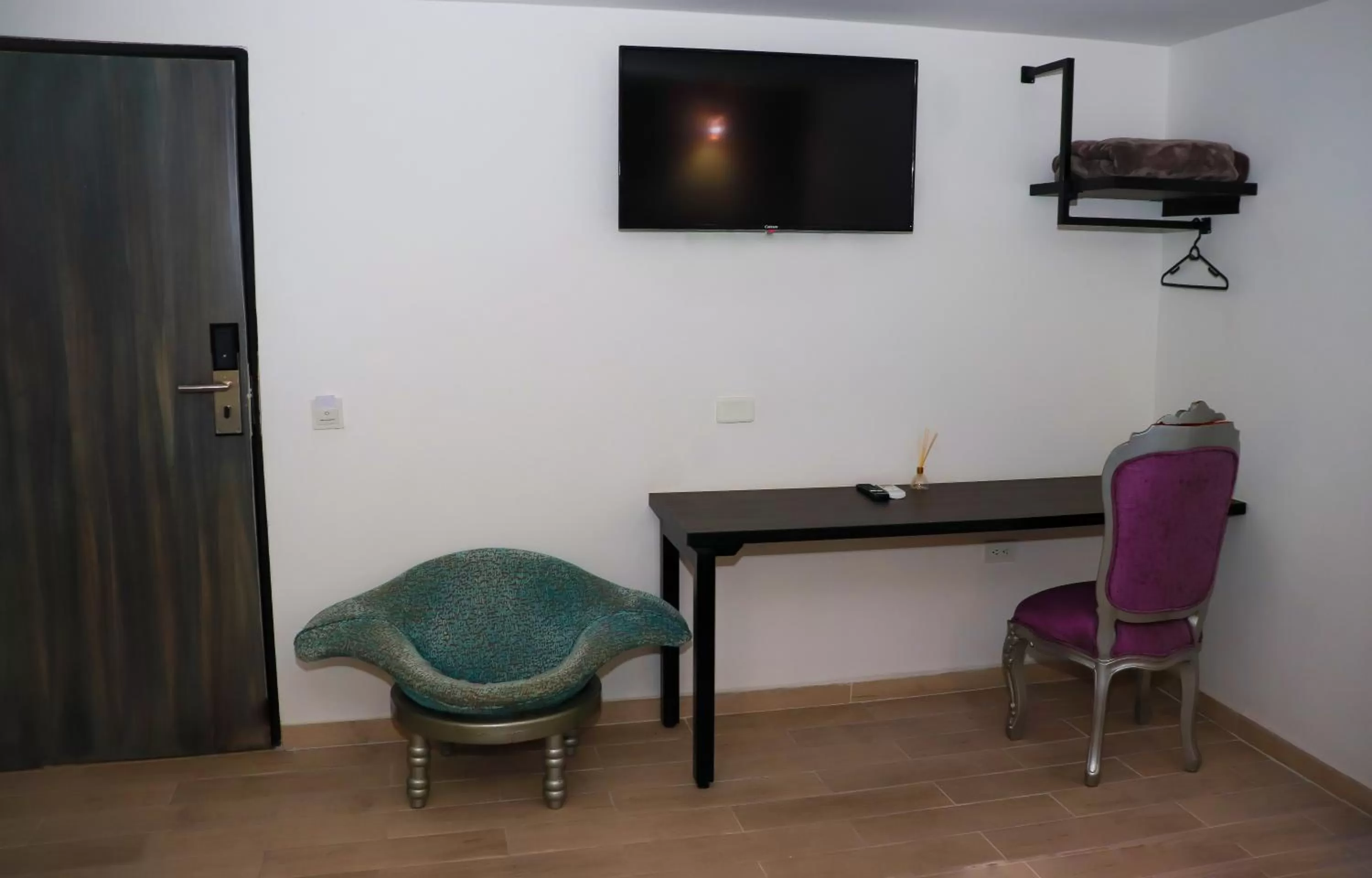 TV/Entertainment Center in Hotel 14-04