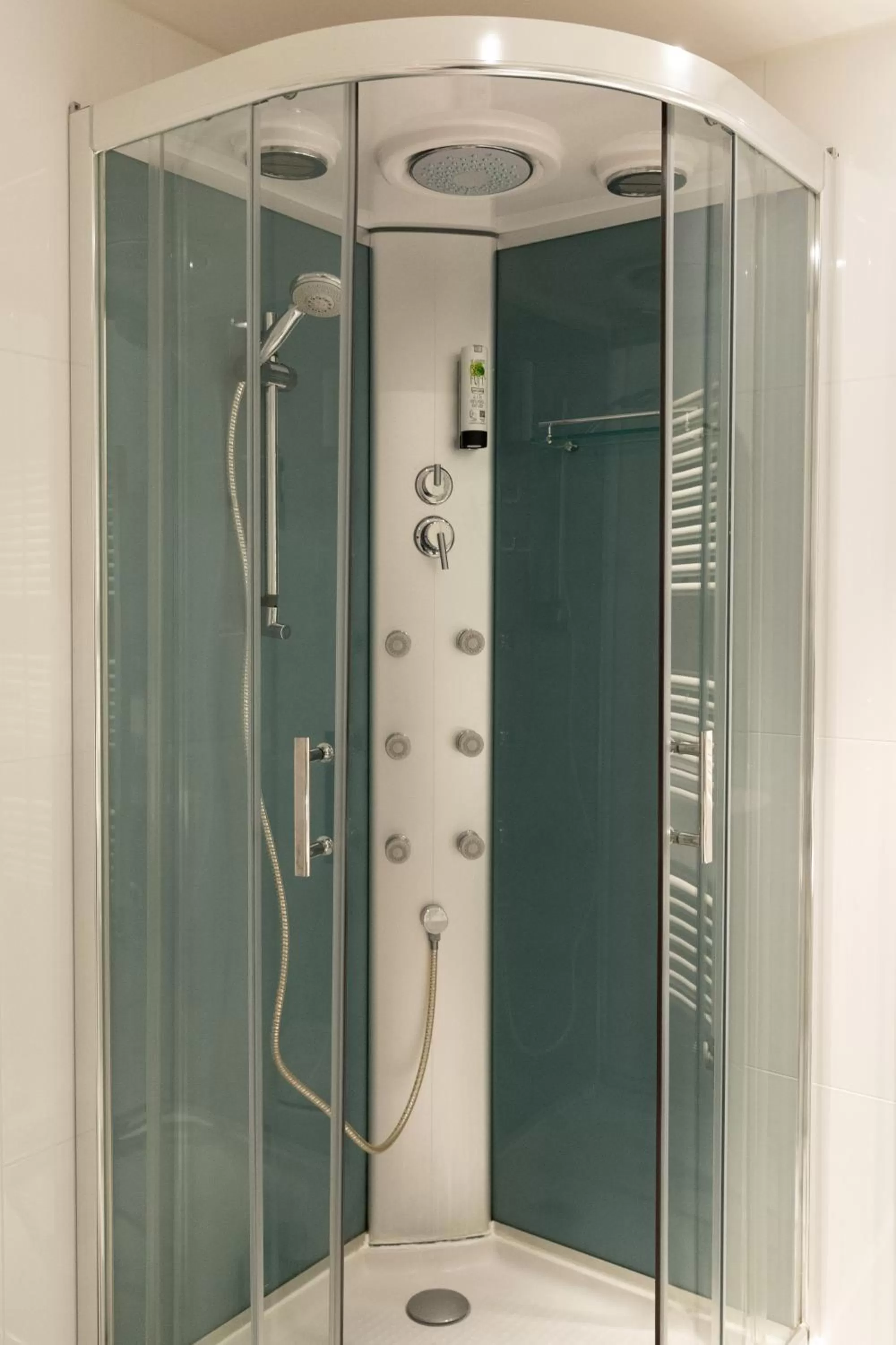 Shower, Bathroom in Hotel zur Post Ochsendorf