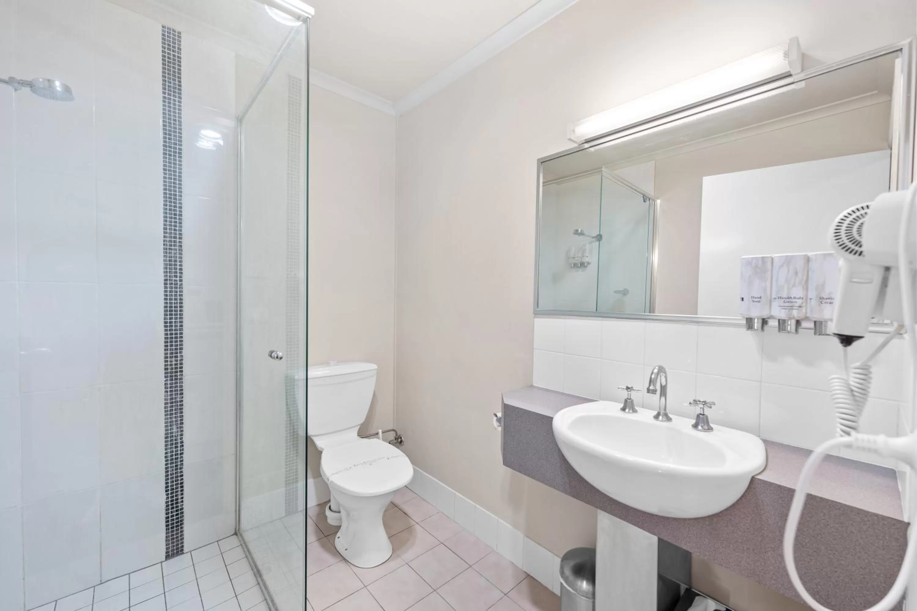 Bathroom in Bent Street Motor Inn