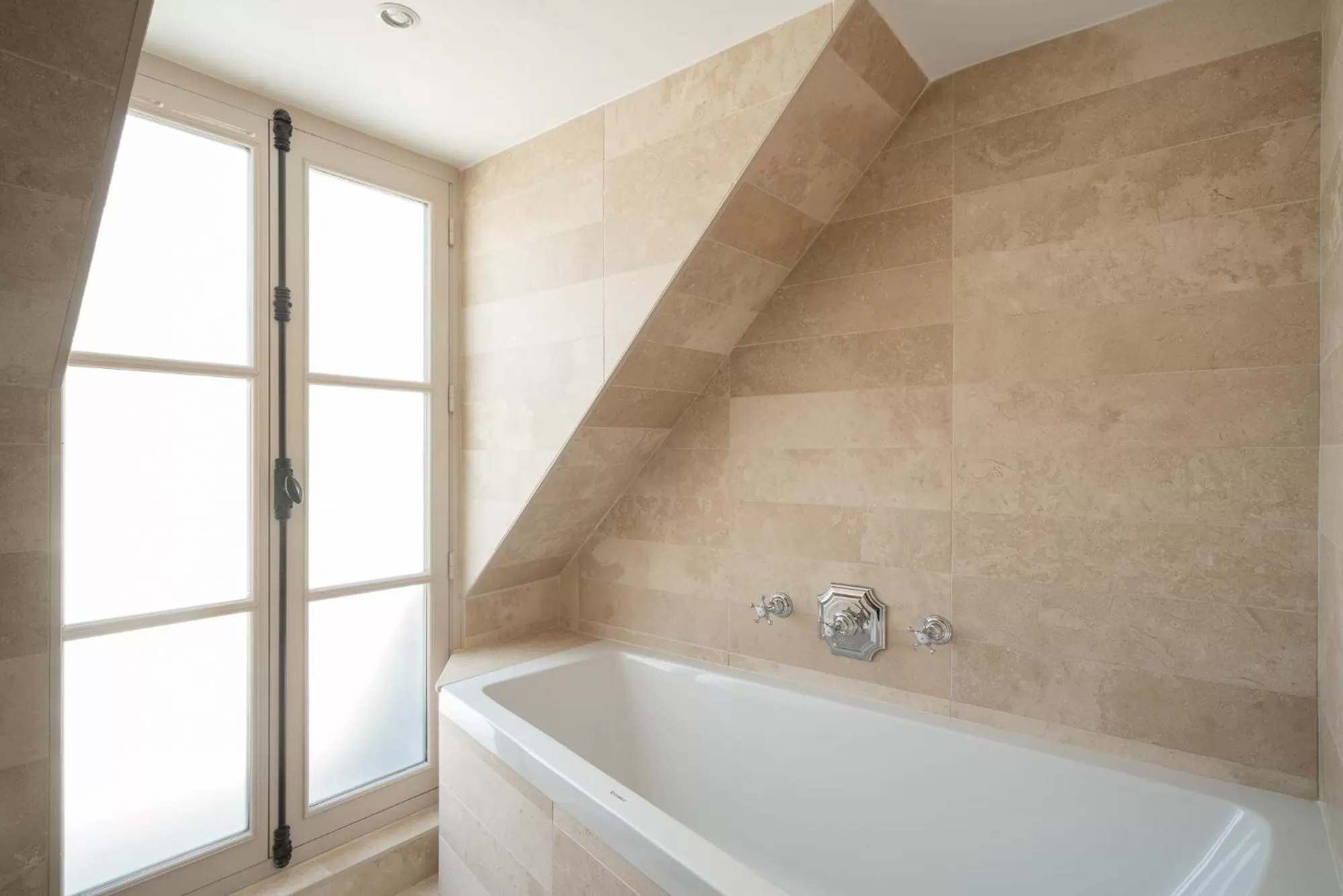 Bathroom in Hotel Saint-Louis en L'Isle - Notre-Dame