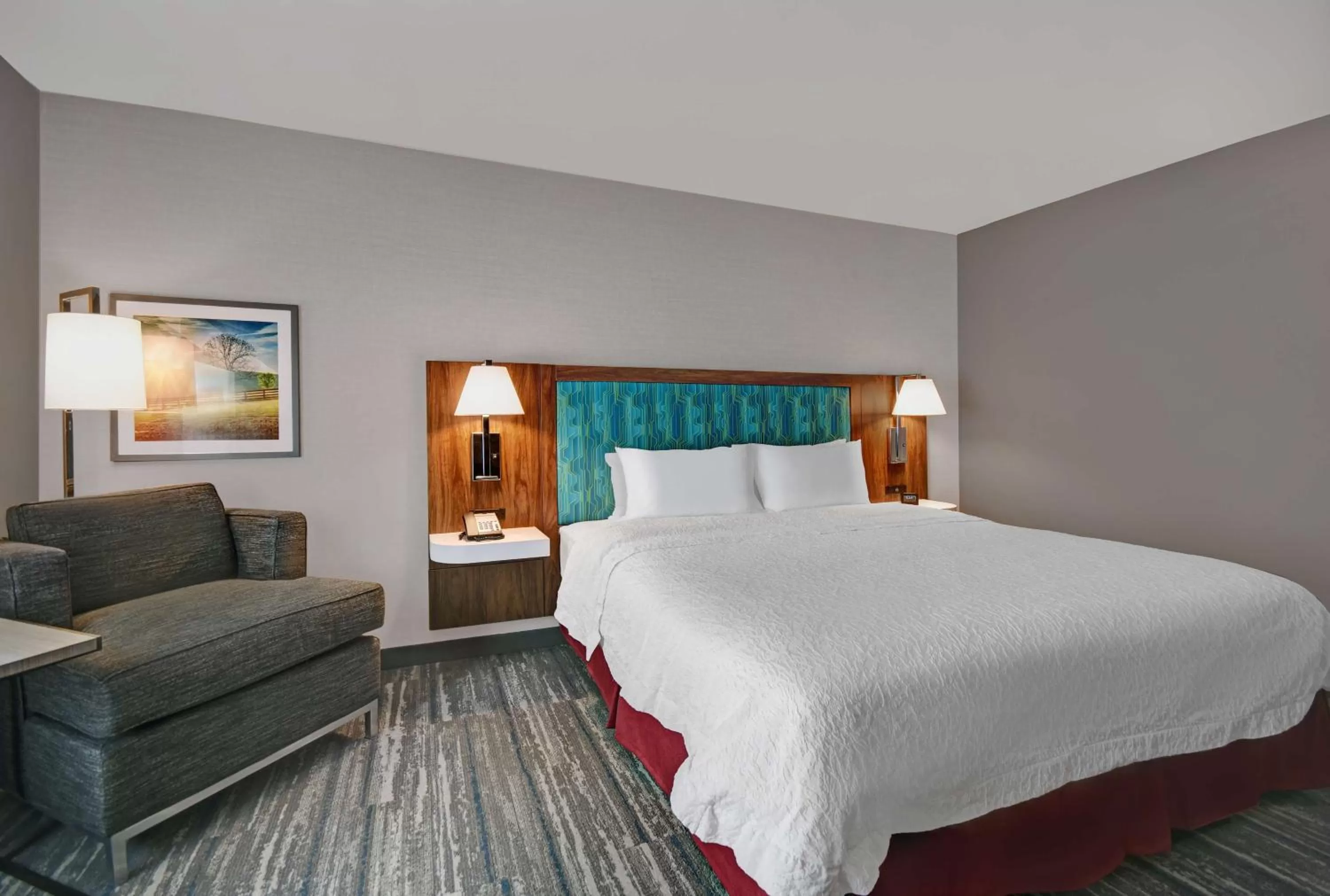 Living room, Bed in Hampton Inn Cave City, KY