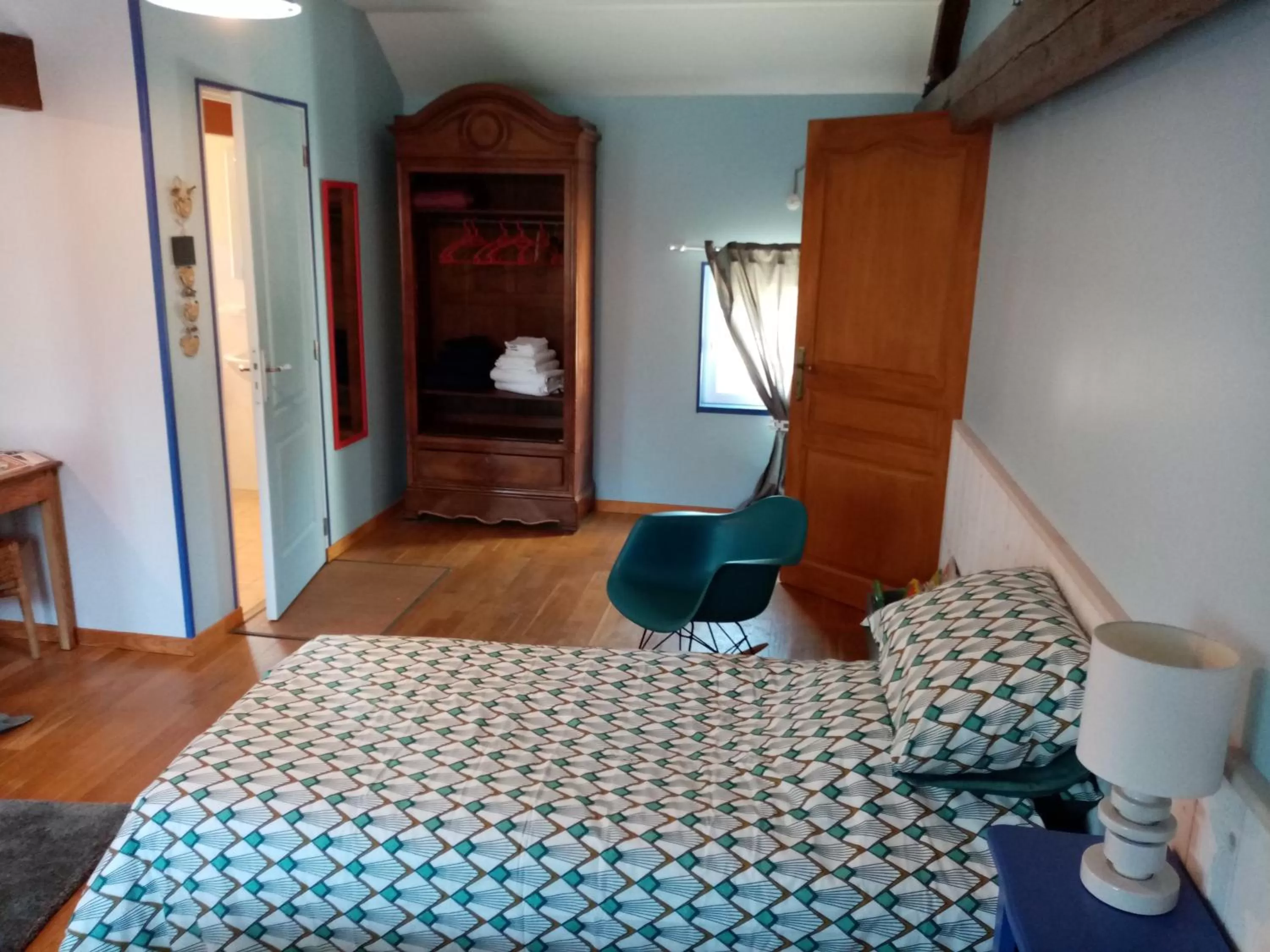 Photo of the whole room, Bed in La Parisiere