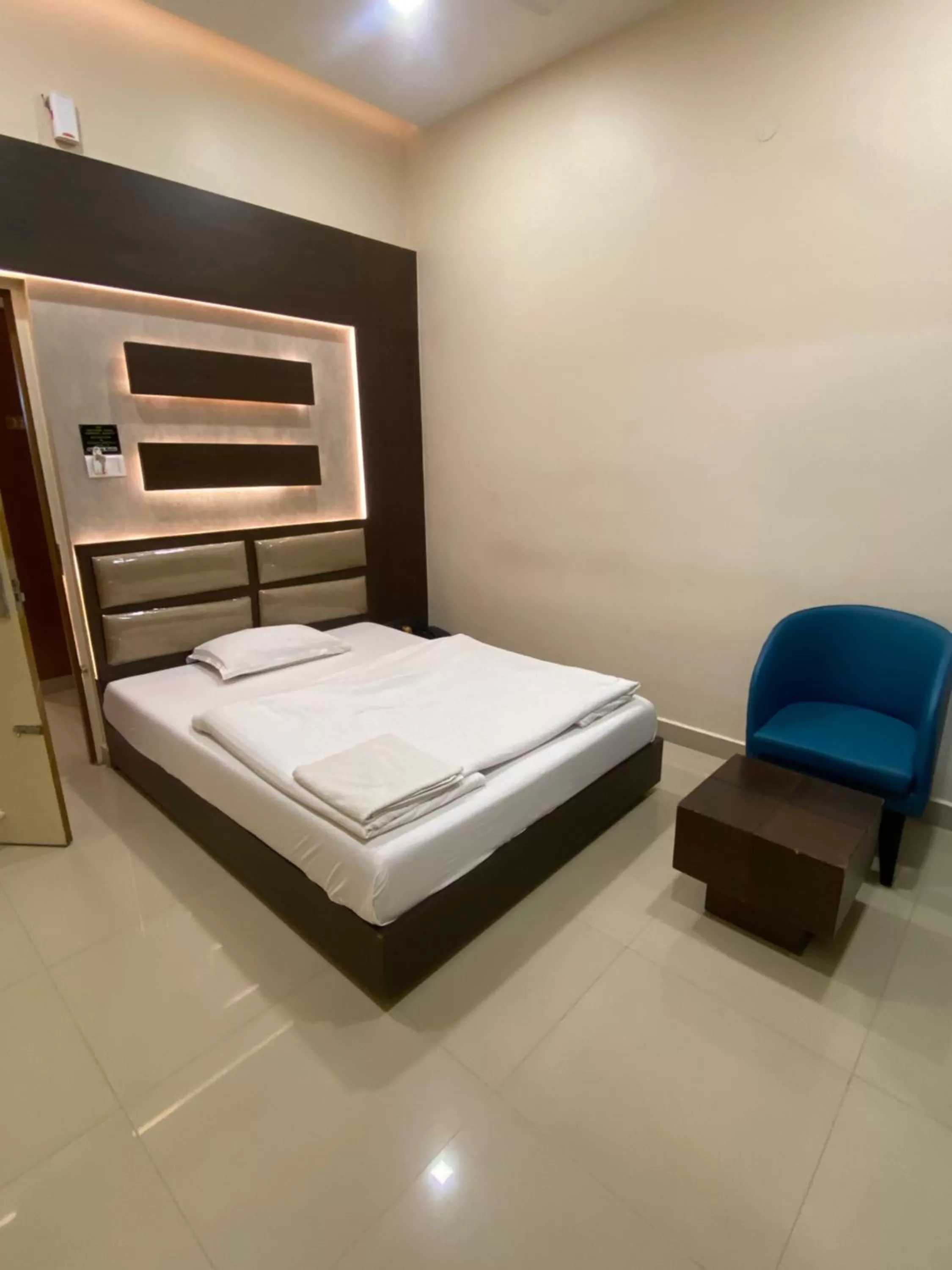 Bed in Greens Suite - Business Class Hotel - Opposite Ripon Building