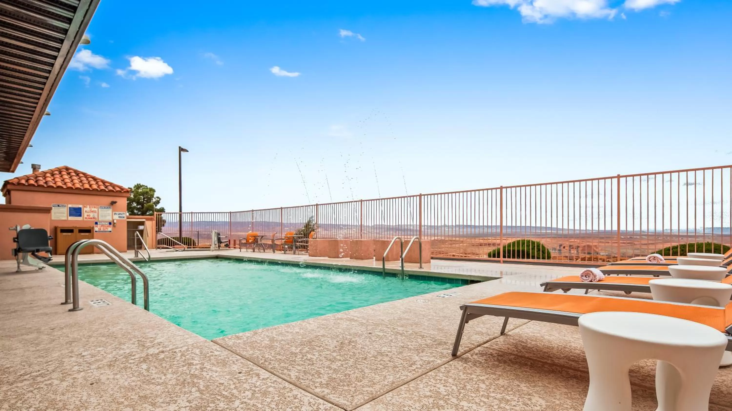 Swimming pool in Best Western View of Lake Powell Hotel