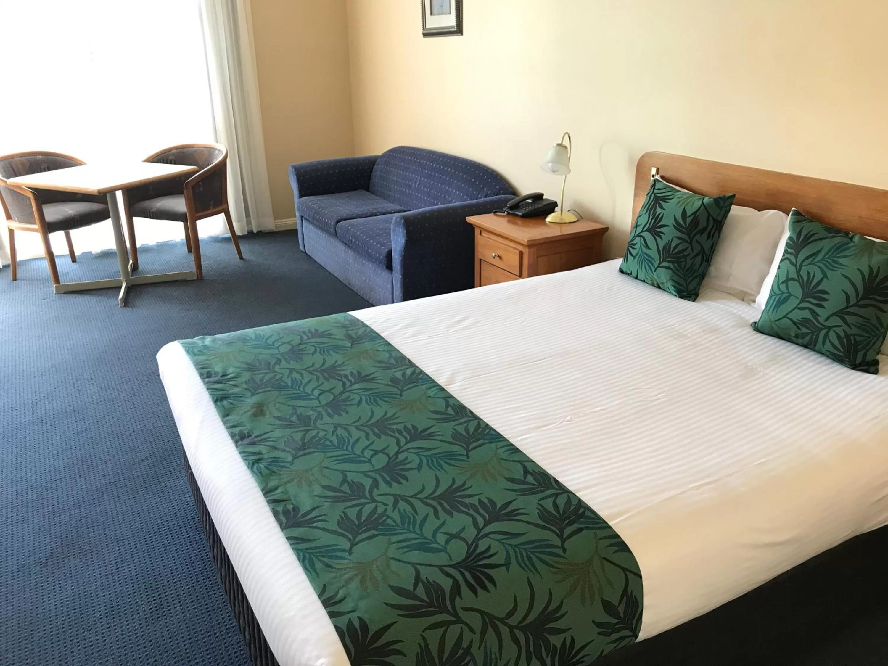 Photo of the whole room, Bed in Cascades Motor Inn