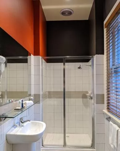 Bathroom in Tolarno Hotel