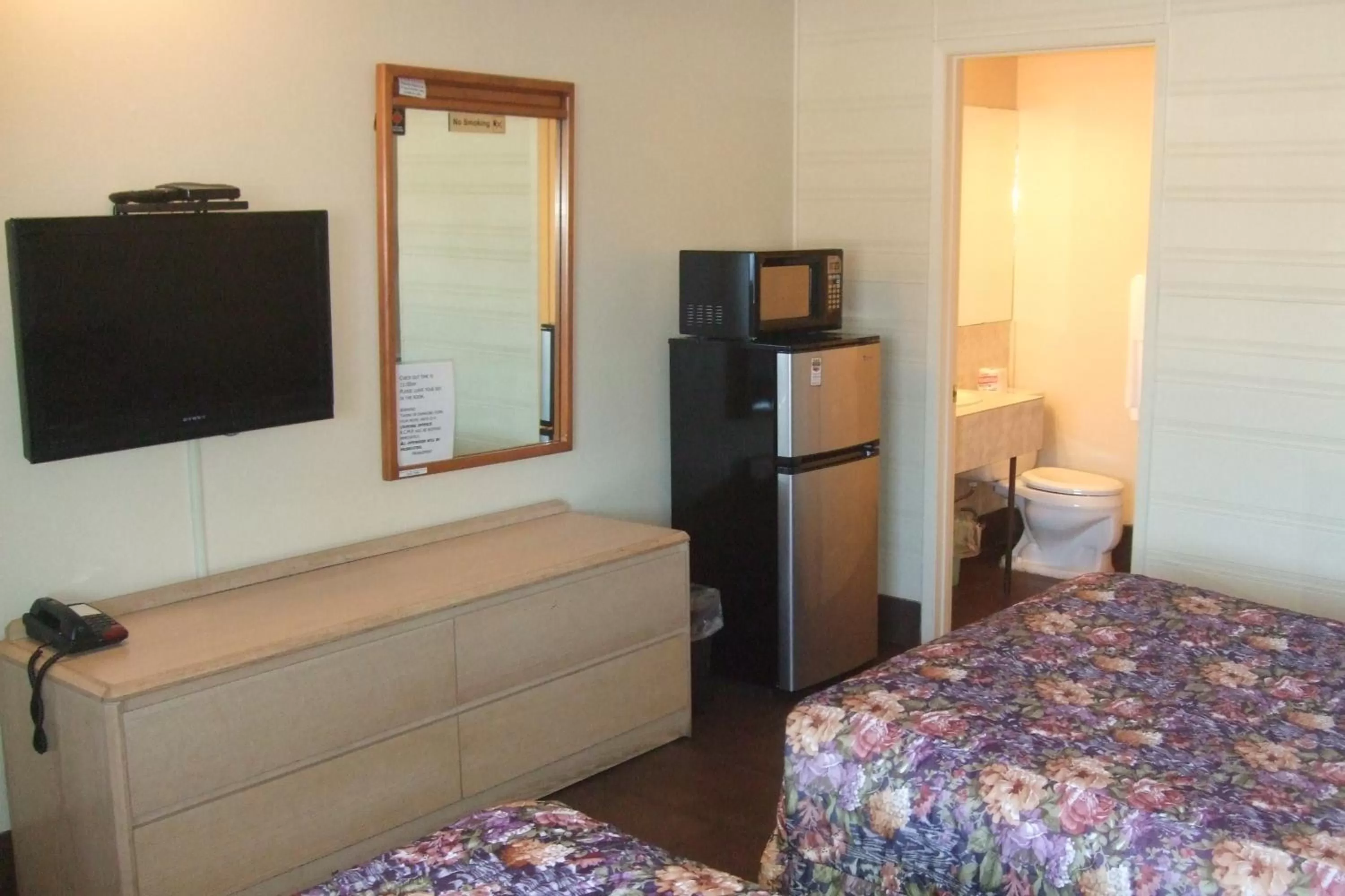 Bedroom, Bed in Trailside Inn