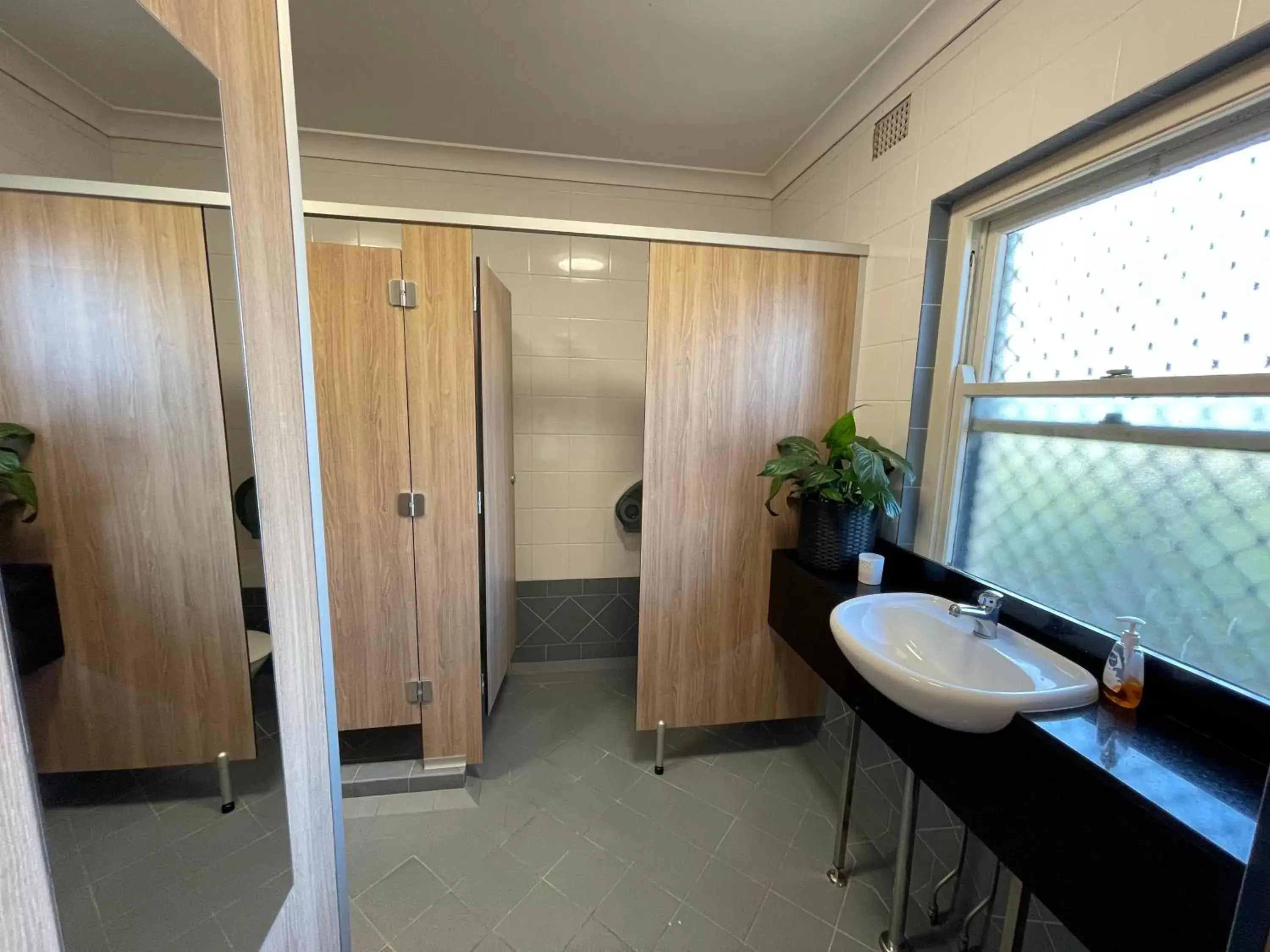 Twin Room with Shared Bathroom in Plantation Hotel Coffs Harbour Twin Room with Shared Bathroom in Plantation Hotel Coffs Harbour