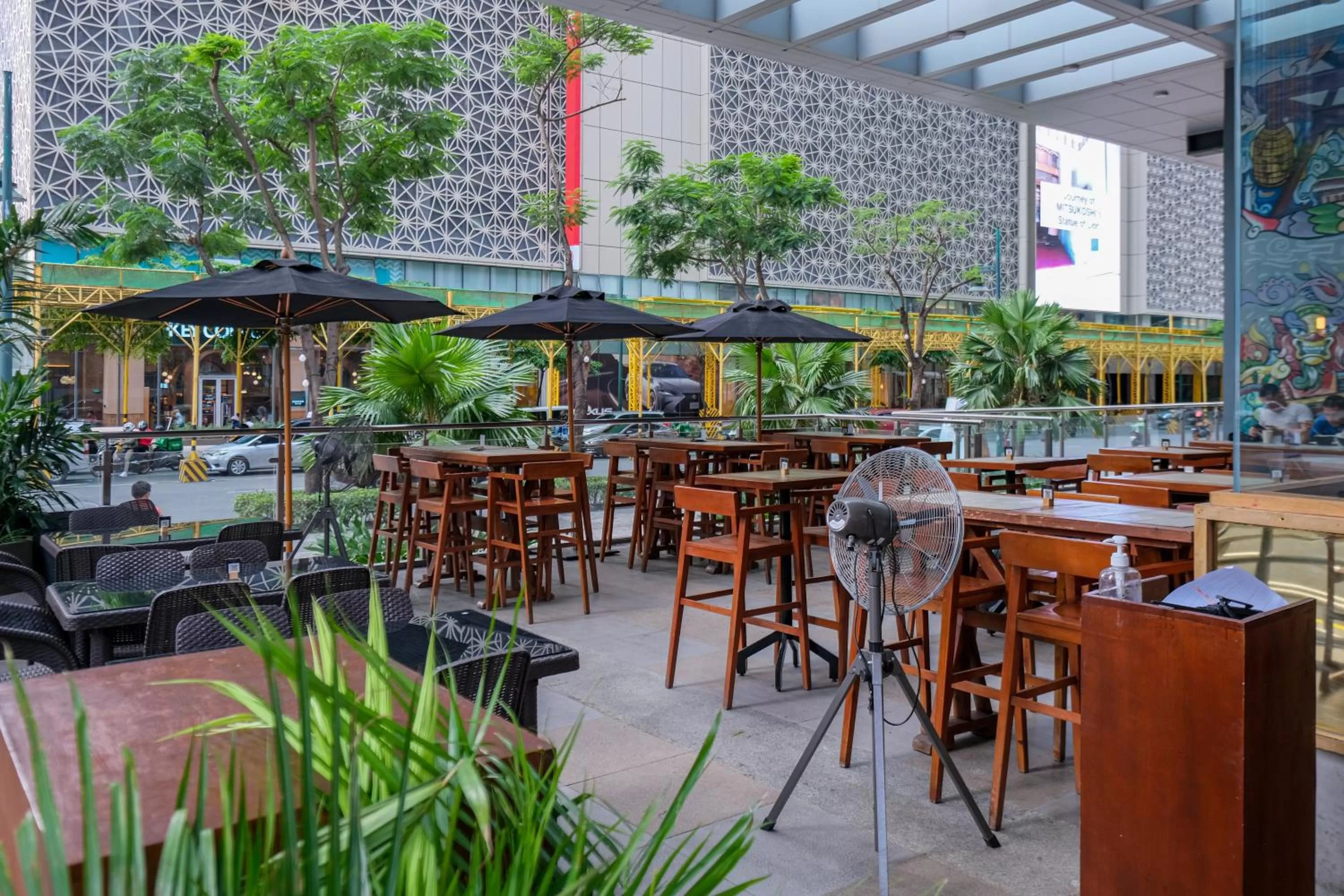 Restaurant/places to eat in 1BR Suite in Uptown BGC