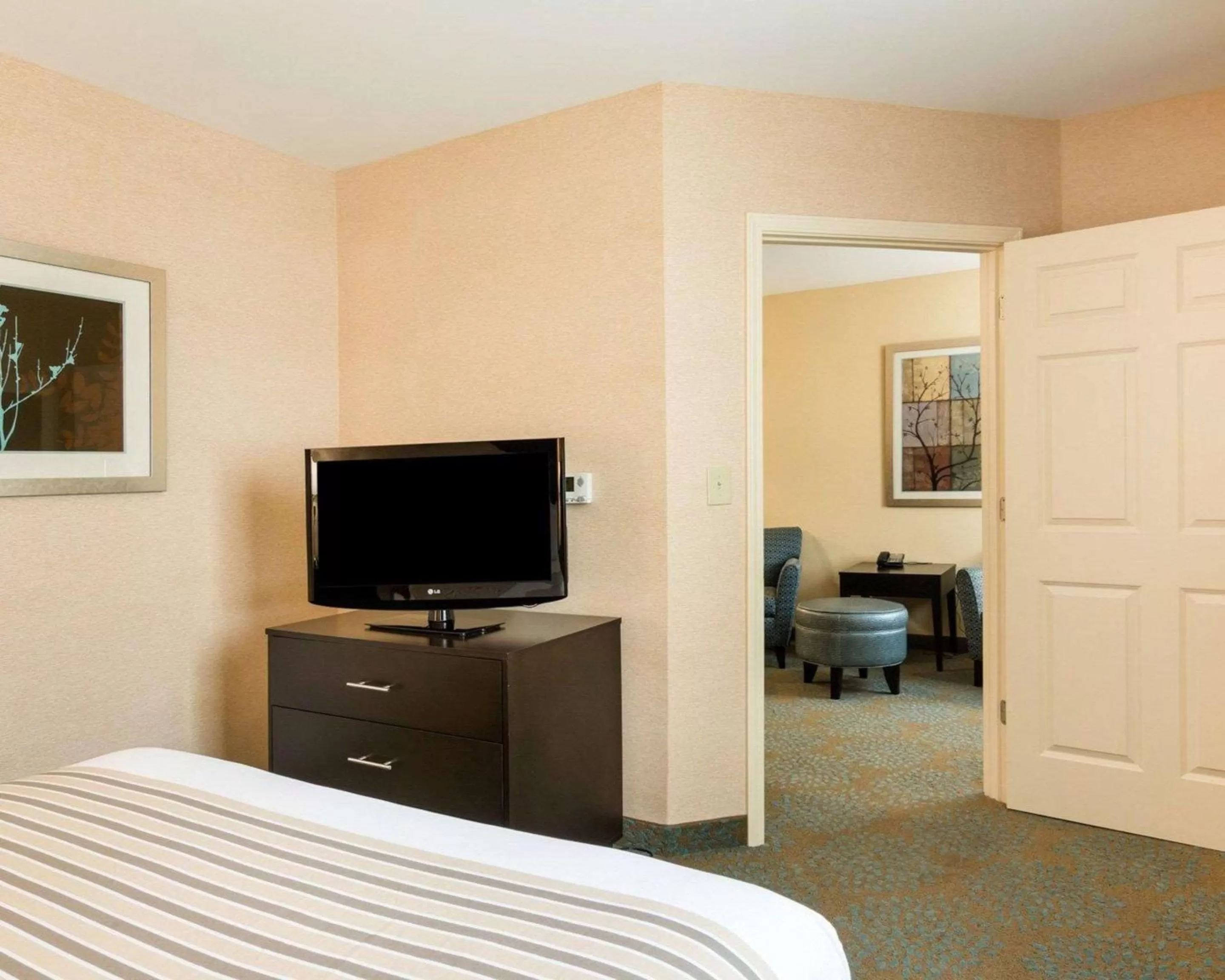 Photo of the whole room, Bed in Suburban Studios Quantico