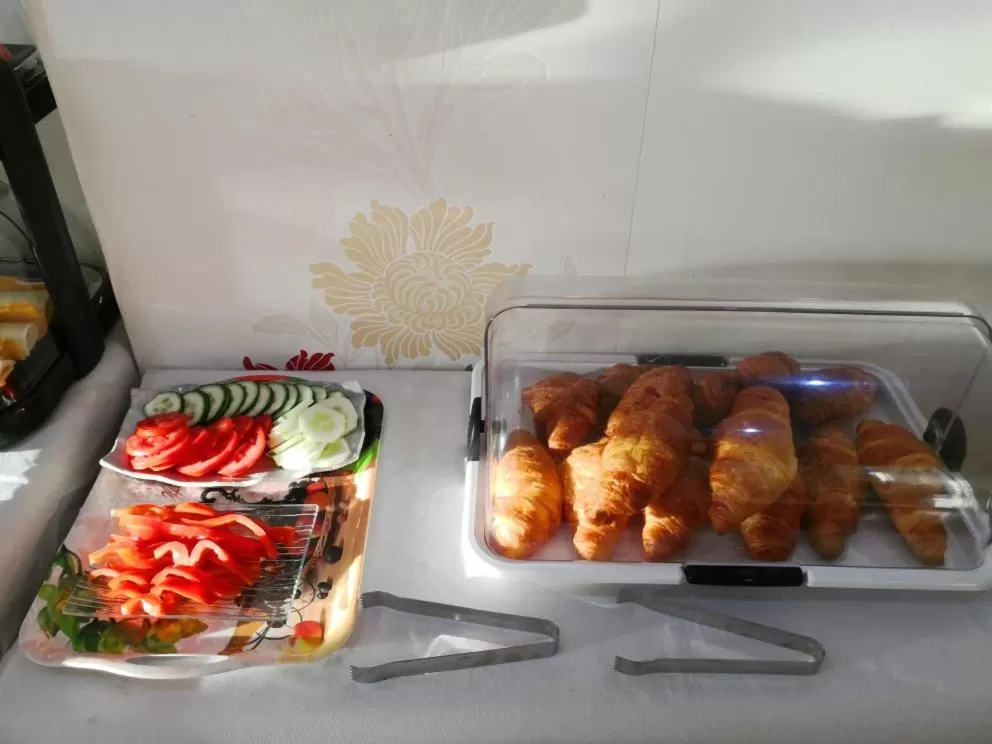 Buffet breakfast in La Luna Blanca