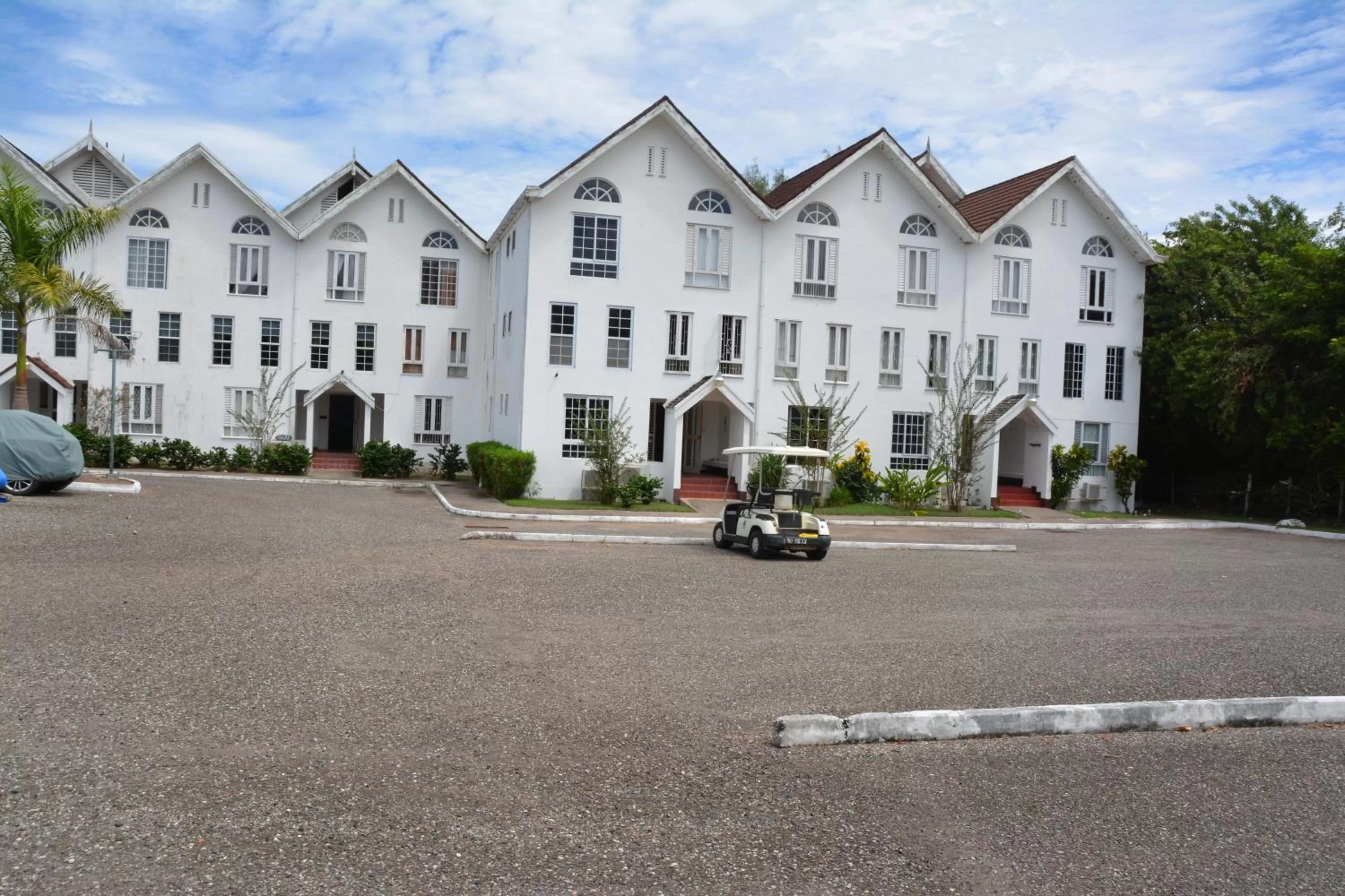 Property building in Seacastles by the beach/pool