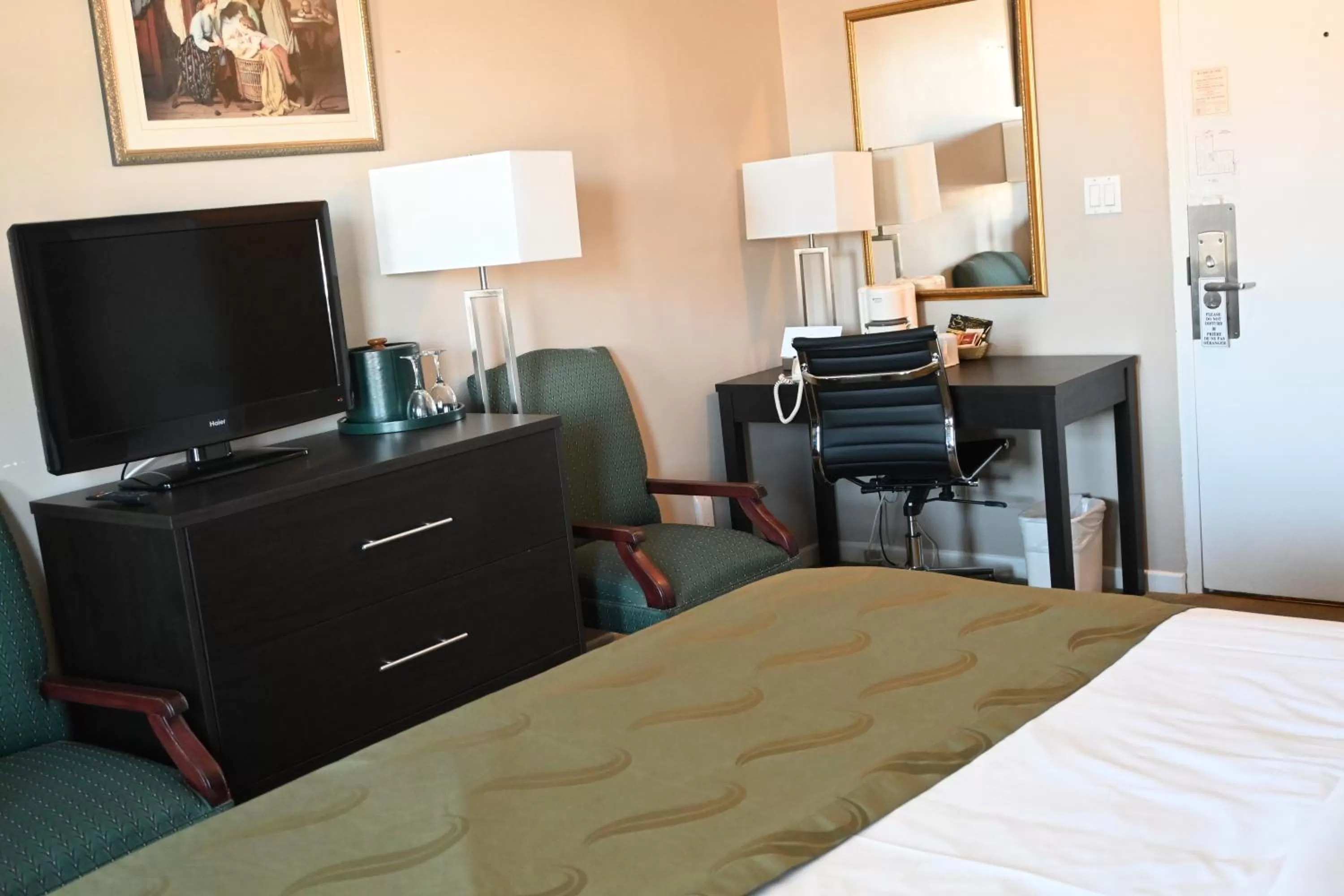 Bed in The Gananoque Inn