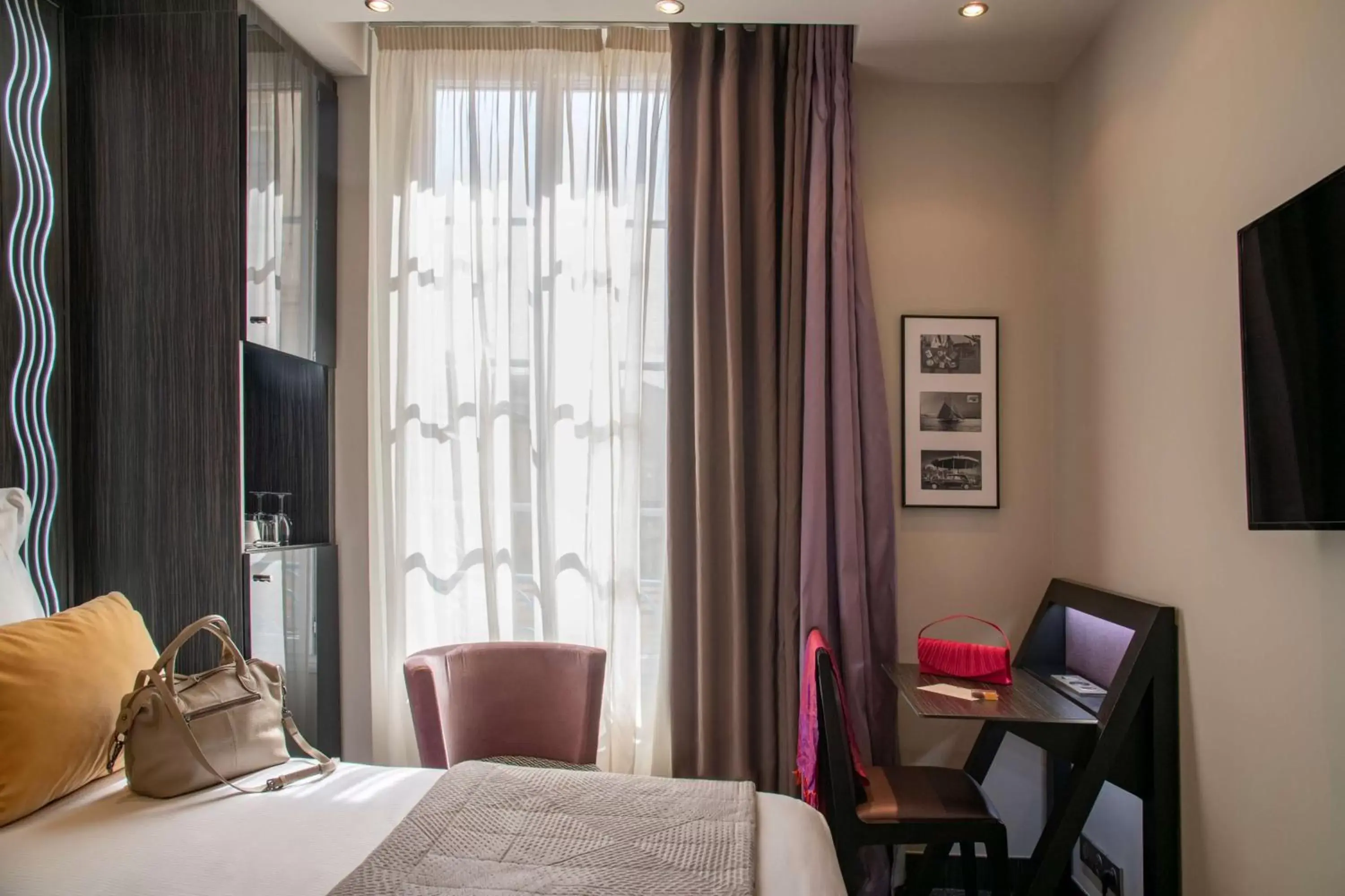 Superior Twin Room with City View in BW Premier Collection Mondial Superior Twin Room with City View in BW Premier Collection Mondial