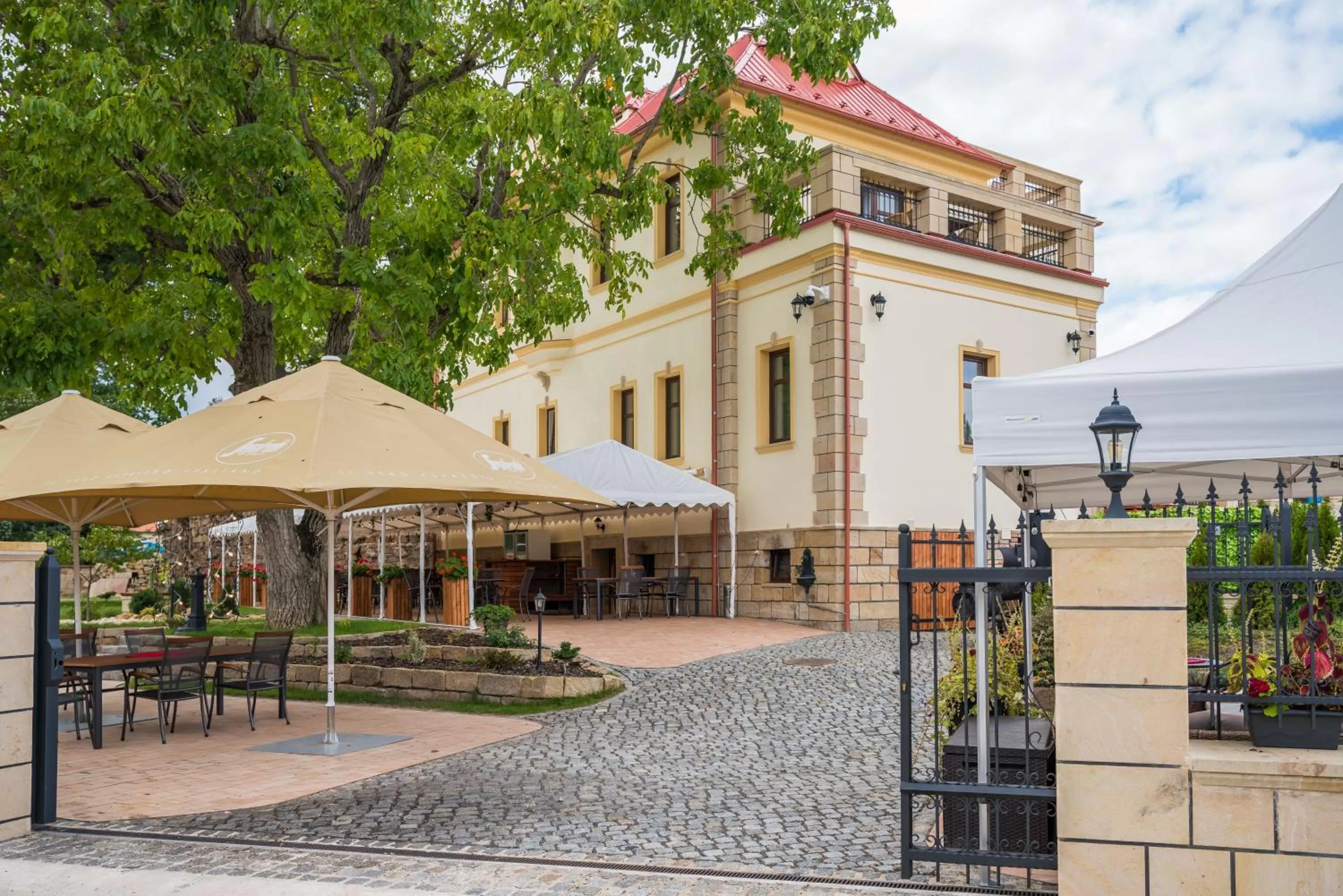 Property Building in Villa Libosad