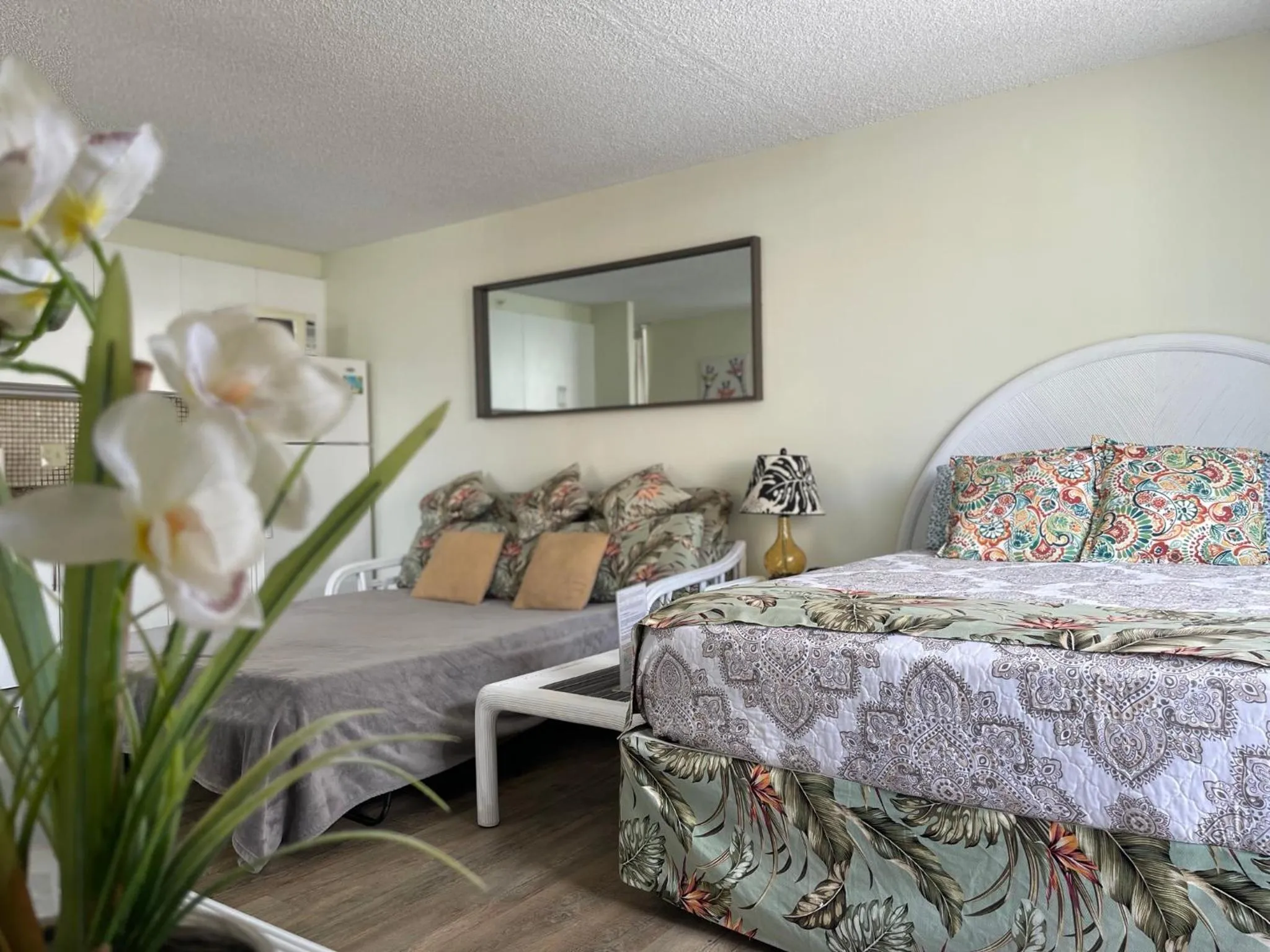 Tropical Studios at Marine Surf Waikiki - FREE PARKING - BEST LOCATION - FULL KITCHEN - SWIMMING POOL