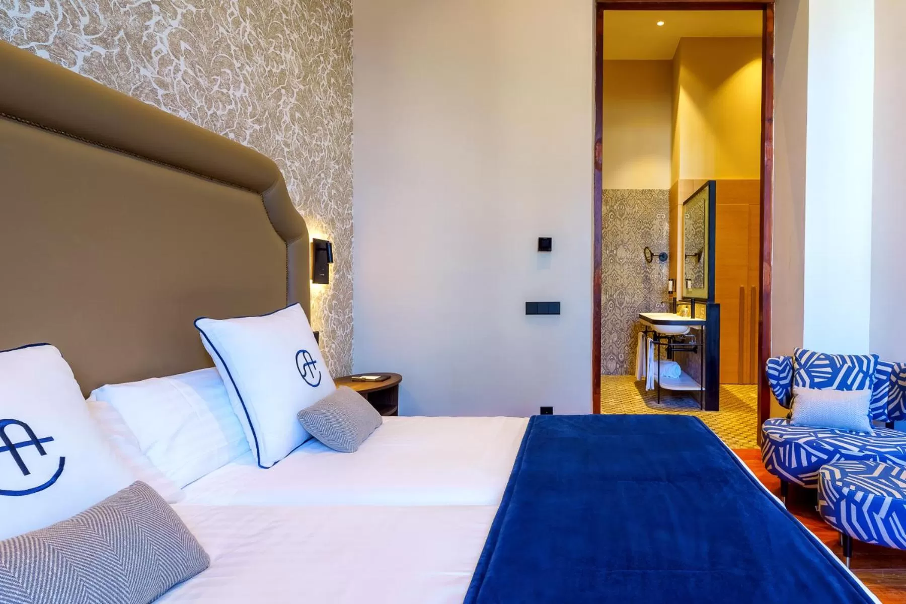 Seating area, Bed in Boutique Hotel Cordial Plaza Mayor de Santa Ana