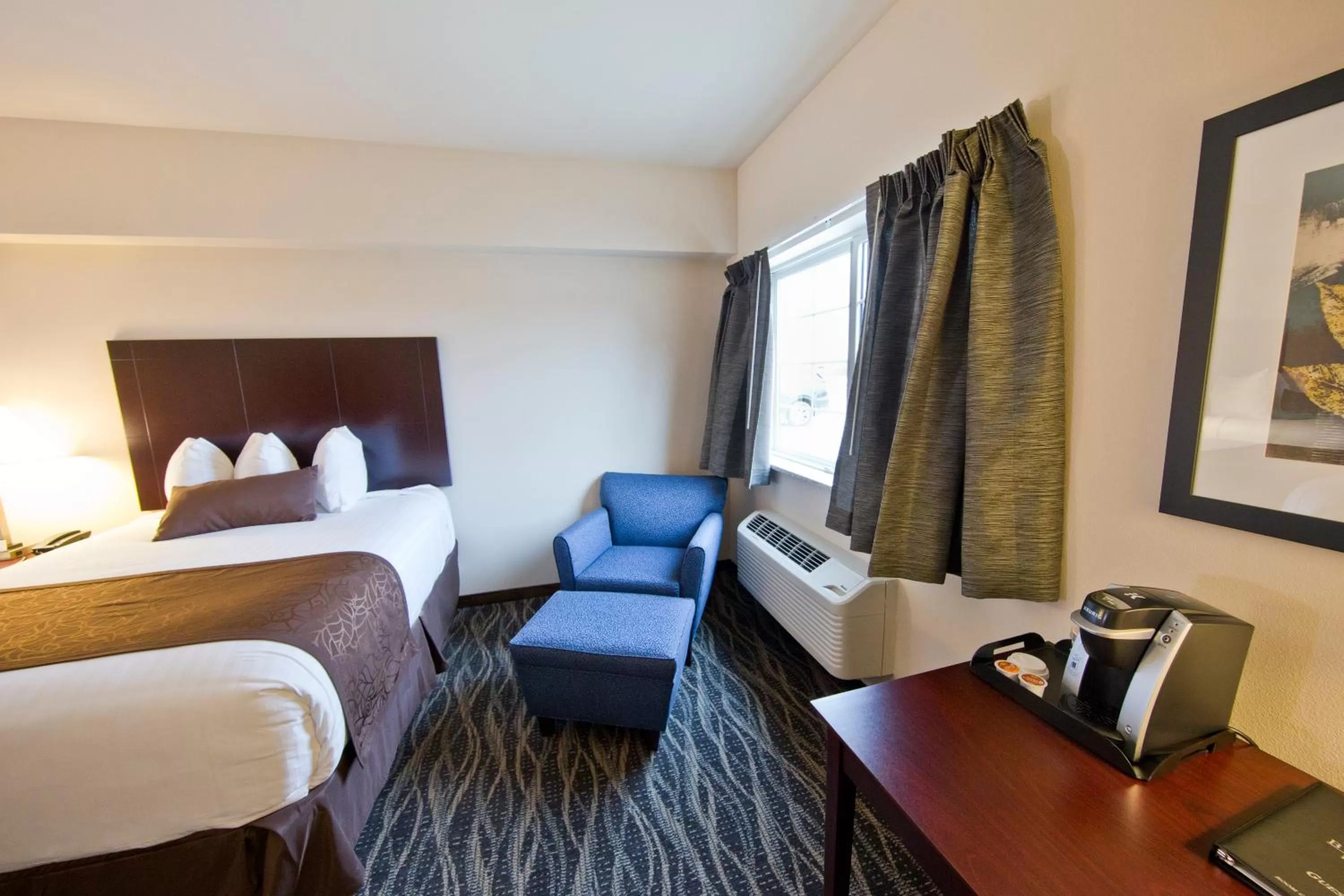 Coffee/tea facilities, Bed in Cobblestone Inn & Suites - Boone