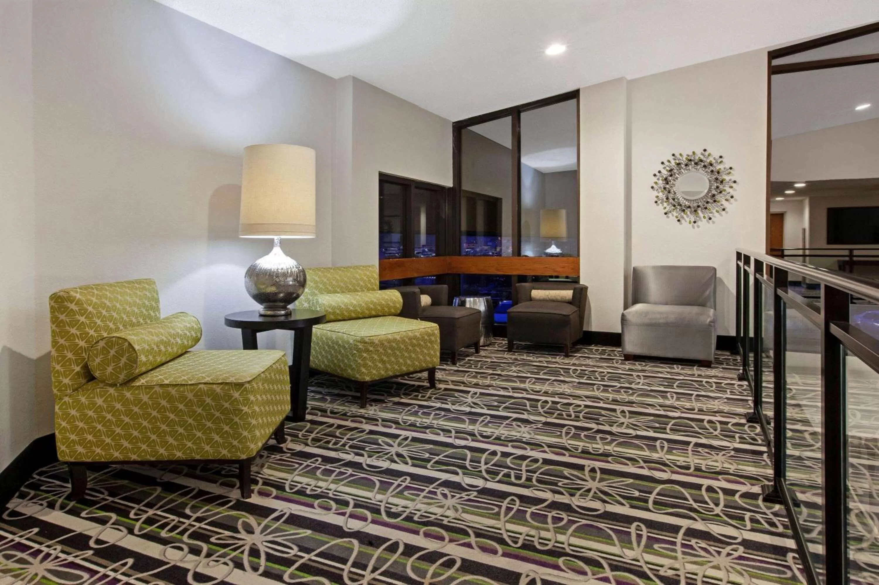 Lobby or reception in La Quinta Inn & Suites by Wyndham Detroit Metro Airport