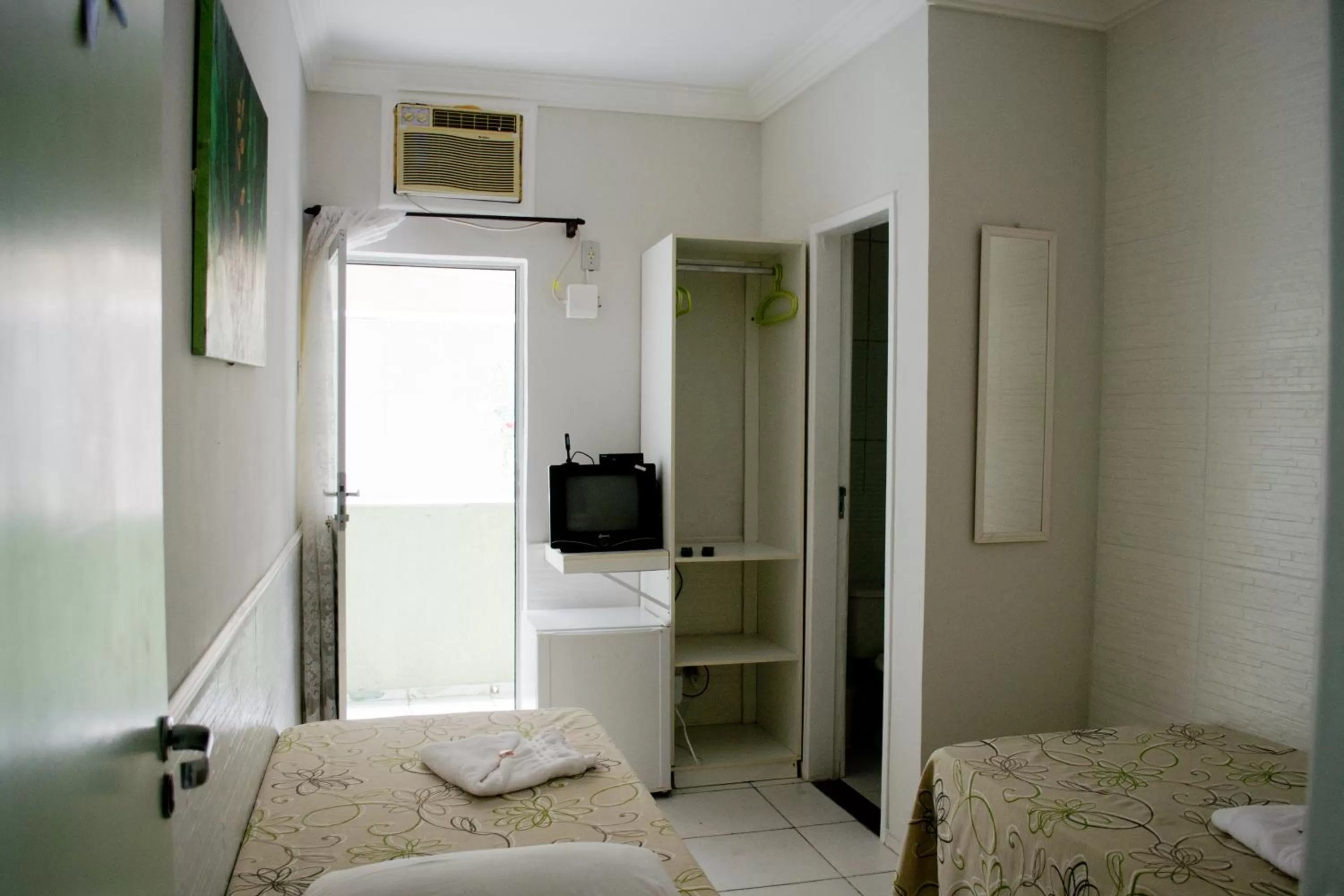 Bedroom, TV/Entertainment Center in Pousada Corais da Barra