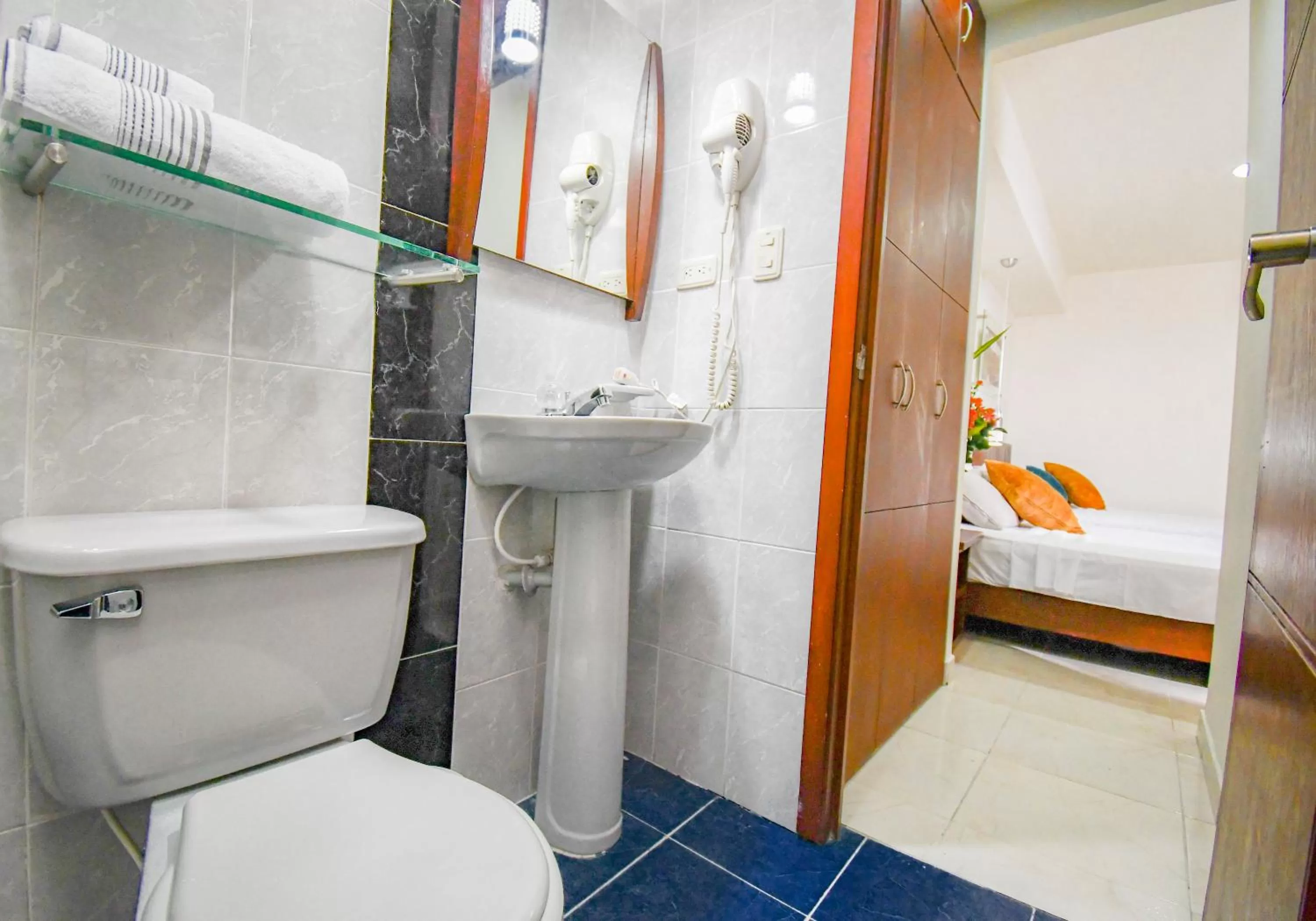 Shower in Hotel Mónaco Armenia