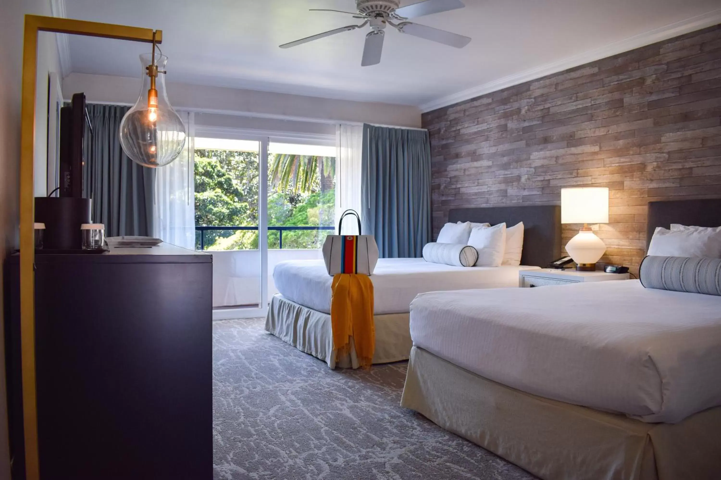 Queen Room with Two Queen Beds - Park Side in Beachside Inn Queen Room with Two Queen Beds - Park Side in Beachside Inn