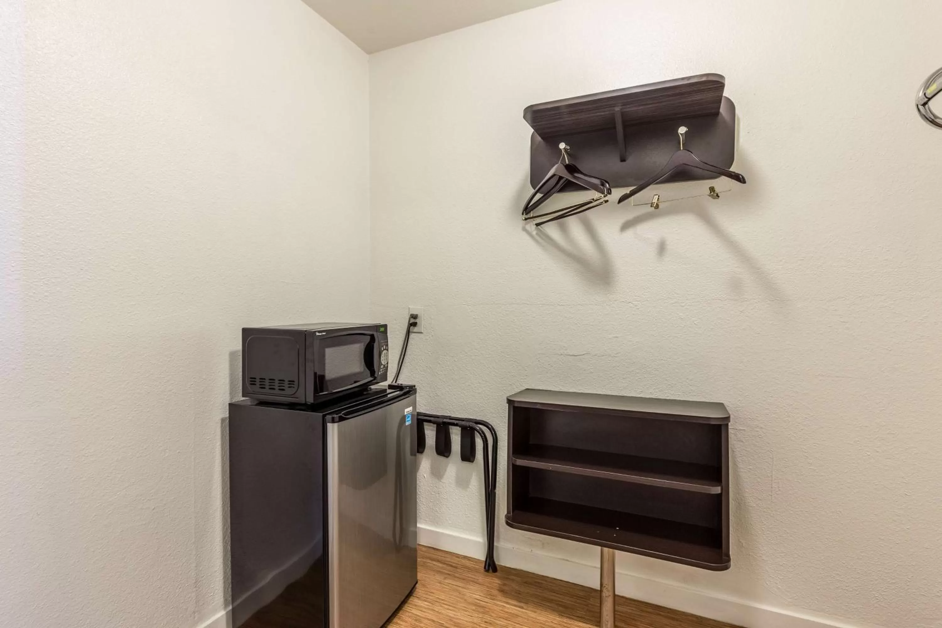 Photo of the whole room in Motel 6 San Rafael