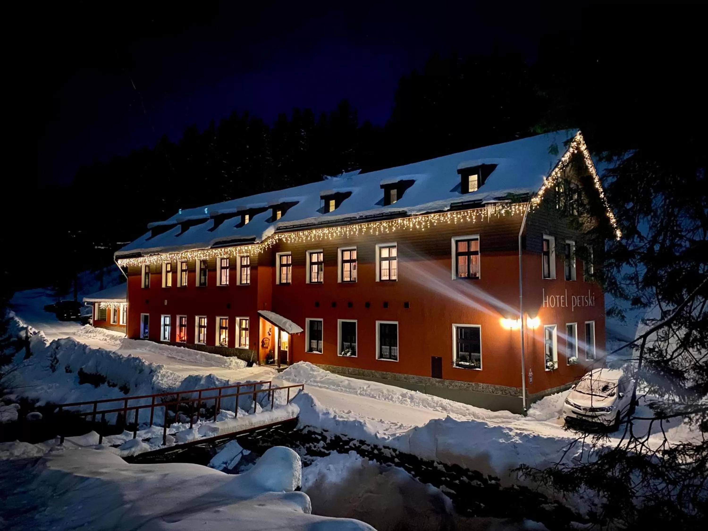 Property building in Hotel Petski