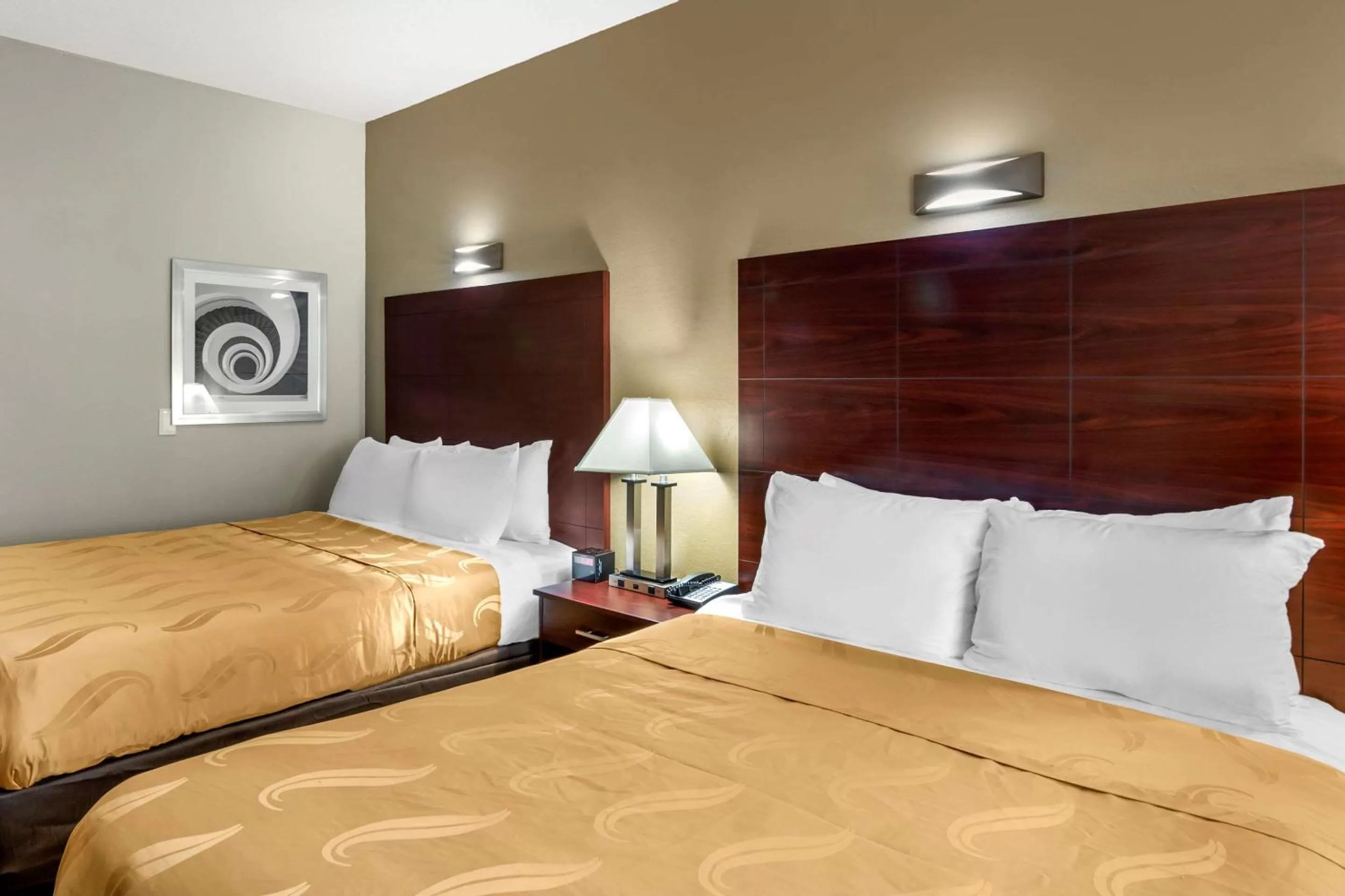 Photo of the whole room, Bed in Quality Inn Overland Park Kansas City